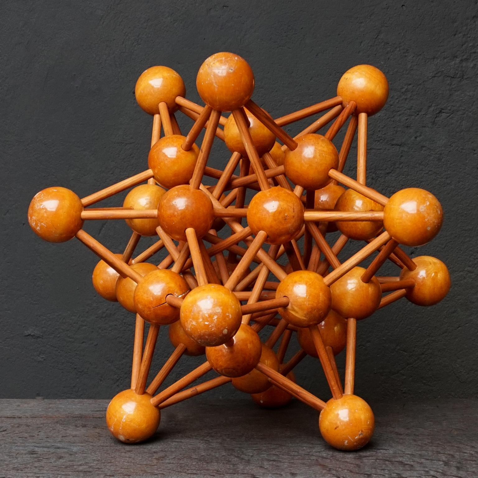 Niederländisches wissenschaftliches Molecule Atomic-Skulptur-Modell aus Holz, Mid-Century Modern 1950er Jahre (Lackiert) im Angebot