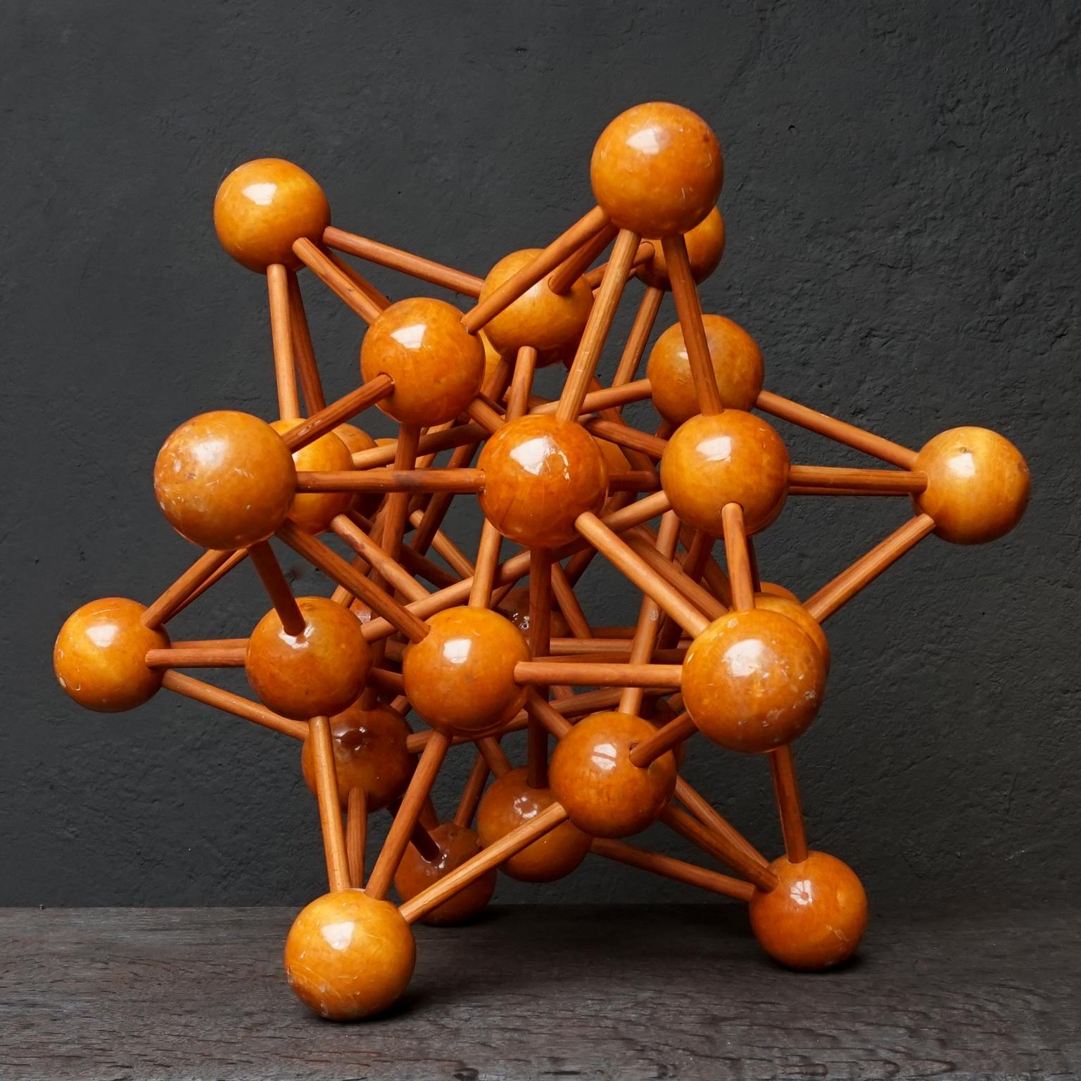 Niederländisches wissenschaftliches Molecule Atomic-Skulptur-Modell aus Holz, Mid-Century Modern 1950er Jahre im Zustand „Gut“ im Angebot in Haarlem, NL