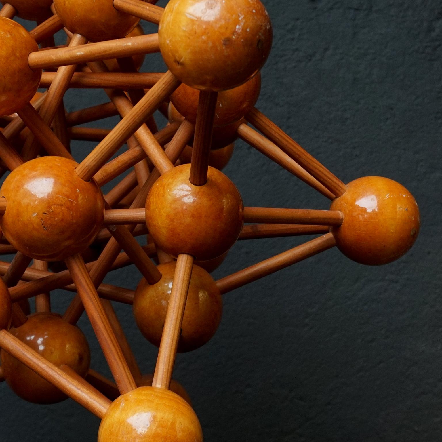 Niederländisches wissenschaftliches Molecule Atomic-Skulptur-Modell aus Holz, Mid-Century Modern 1950er Jahre (20. Jahrhundert) im Angebot