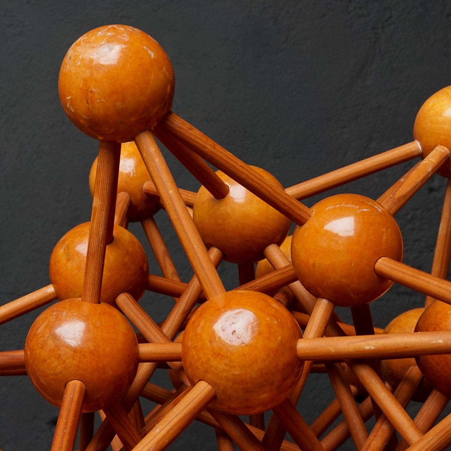 Niederländisches wissenschaftliches Molecule Atomic-Skulptur-Modell aus Holz, Mid-Century Modern 1950er Jahre im Angebot 1