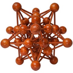 Modello di scultura atomica di una molecola scientifica in legno della metà del secolo scorso, 1950, olandese