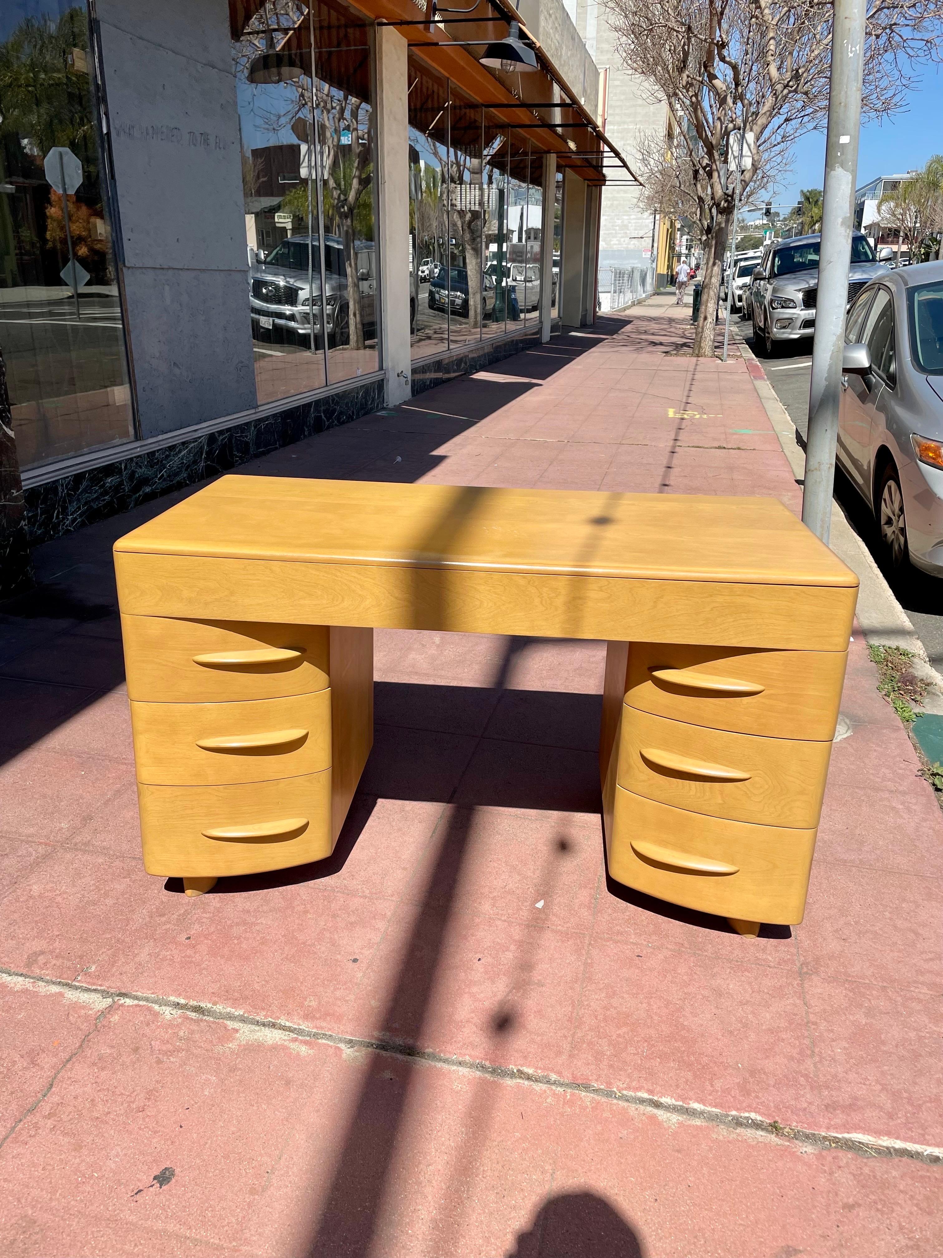 Stunning 1950s Heywood Wakefield desk, Classic Mid-Century Modern design, wheat finish, beautiful condition, solid maple wood construction a classic Art Deco mid century great quality design. Solid maple.