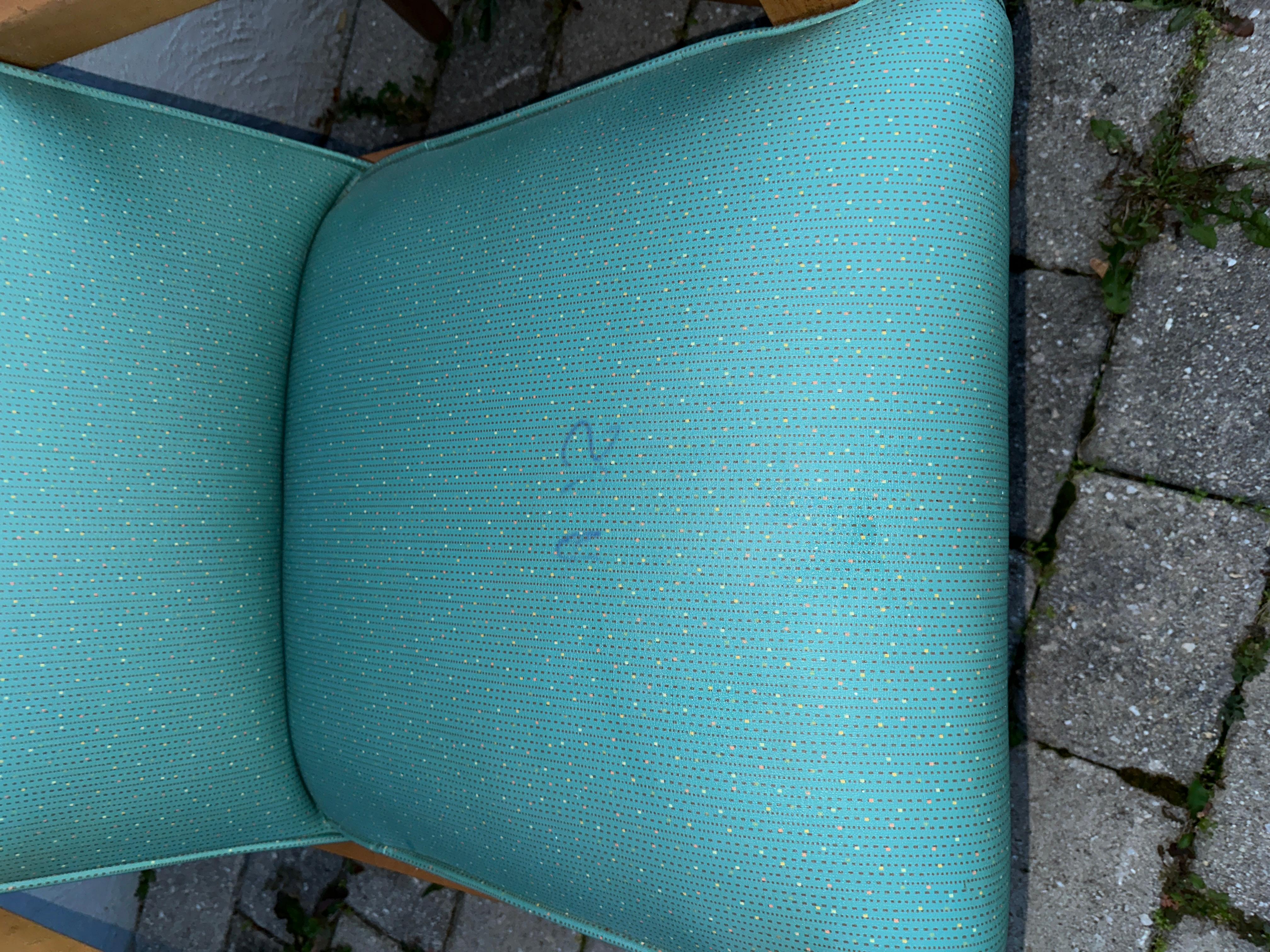 Il s'agit d'une paire de chaises de style moderne du milieu du siècle dernier, datant des années 1950. Ils sont en très bon état et n'ont subi aucune réparation ni remplacement de pièces. Solides et résistantes, elles sont prêtes pour votre maison