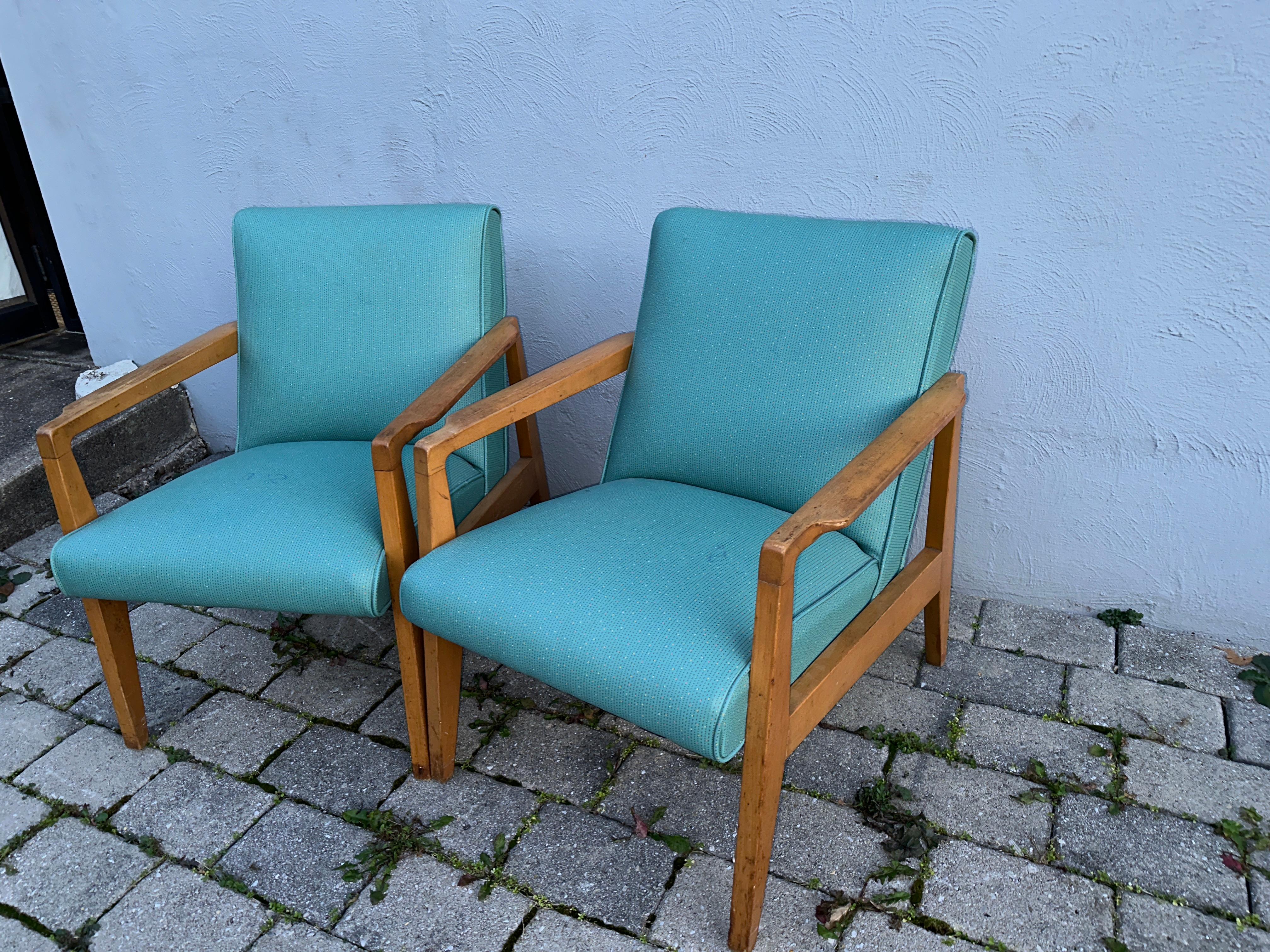 Plastique MID  CENTRALE  MODERNE    Paire de chaises des années 1950  DEMI-COUPURE  VENTE       DEMI-COUPURE en vente