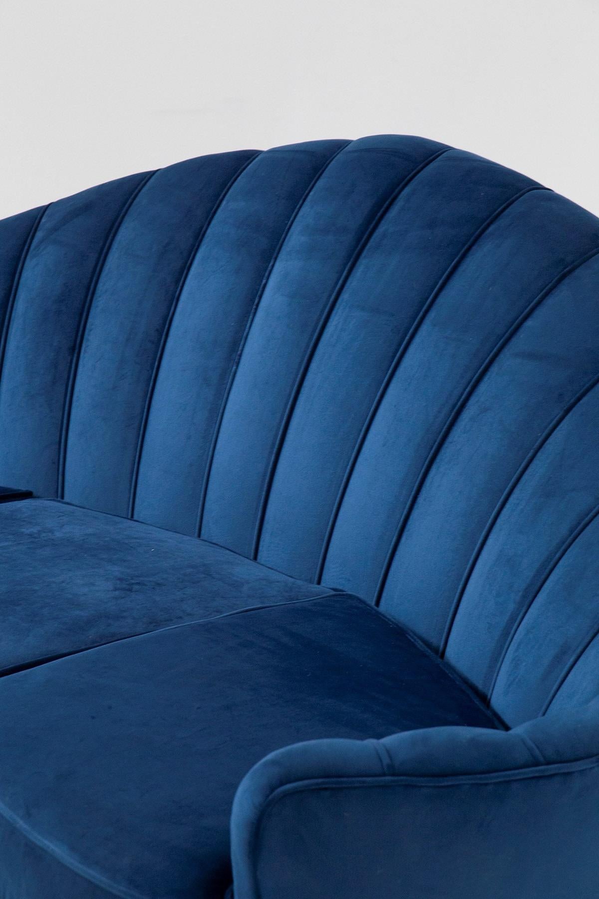 Italian Mid-Century Modern 1950's Shell Sofa In Blue Velvet Guglielmo Ulrich (attrib) For Sale