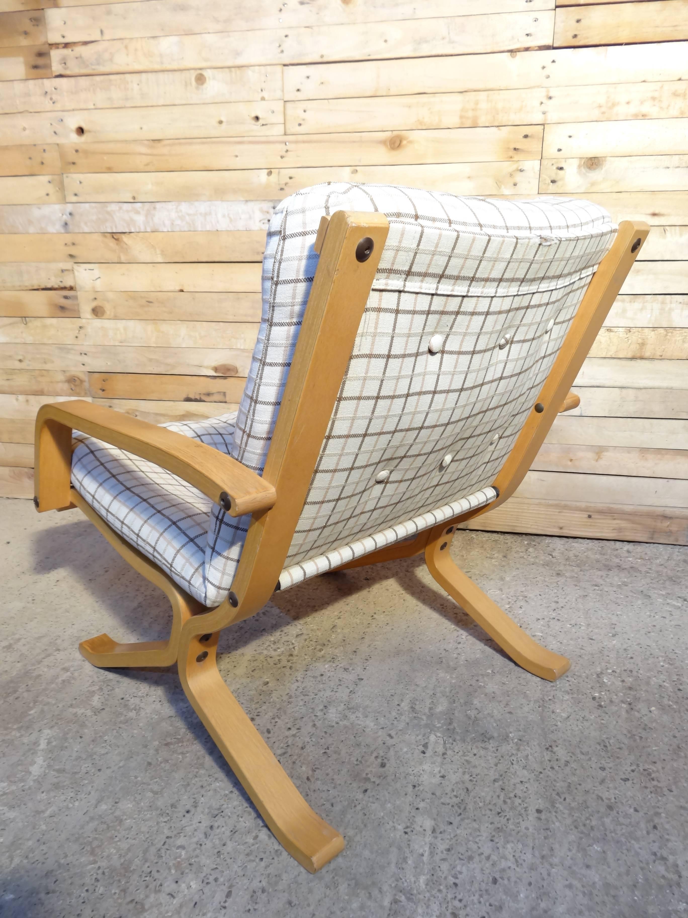 1960 retro vintage original Scandinavian Ingmar Relling designed bentwood unusual lightwood siesta chair covered in a lovely retro light fabric.

This chair is very unusual and sought after we have not seen any for sale until now, grab yourself a