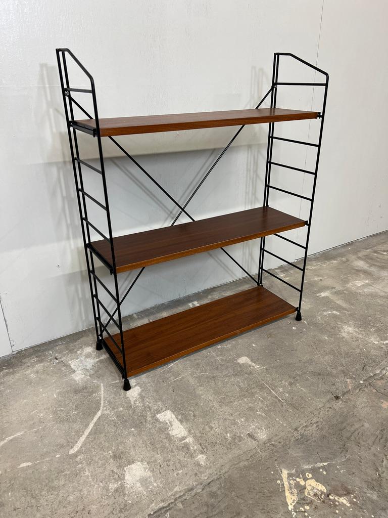 Gesuchtes freistehendes Tomado-Regal in sehr gutem Vintage-Zustand, das mit zwei schwarzen Metallleitern und drei Holzböden (Teakholz) ausgestattet ist. Eine echte Rarität und sehr sammelwürdig. 

Dieses freistehende Bücherregal ist die perfekte
