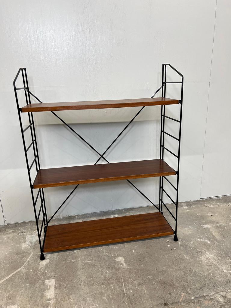 Mid-Century Modern 1960 Gesuchtes freistehendes Tomado Regal, 3 Teakholzböden (Moderne der Mitte des Jahrhunderts) im Angebot