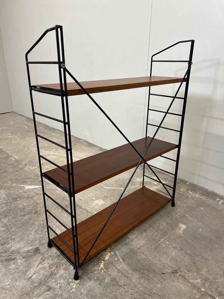 Mid-Century Modern 1960 Gesuchtes freistehendes Tomado Regal, 3 Teakholzböden im Zustand „Gut“ im Angebot in Markington, GB