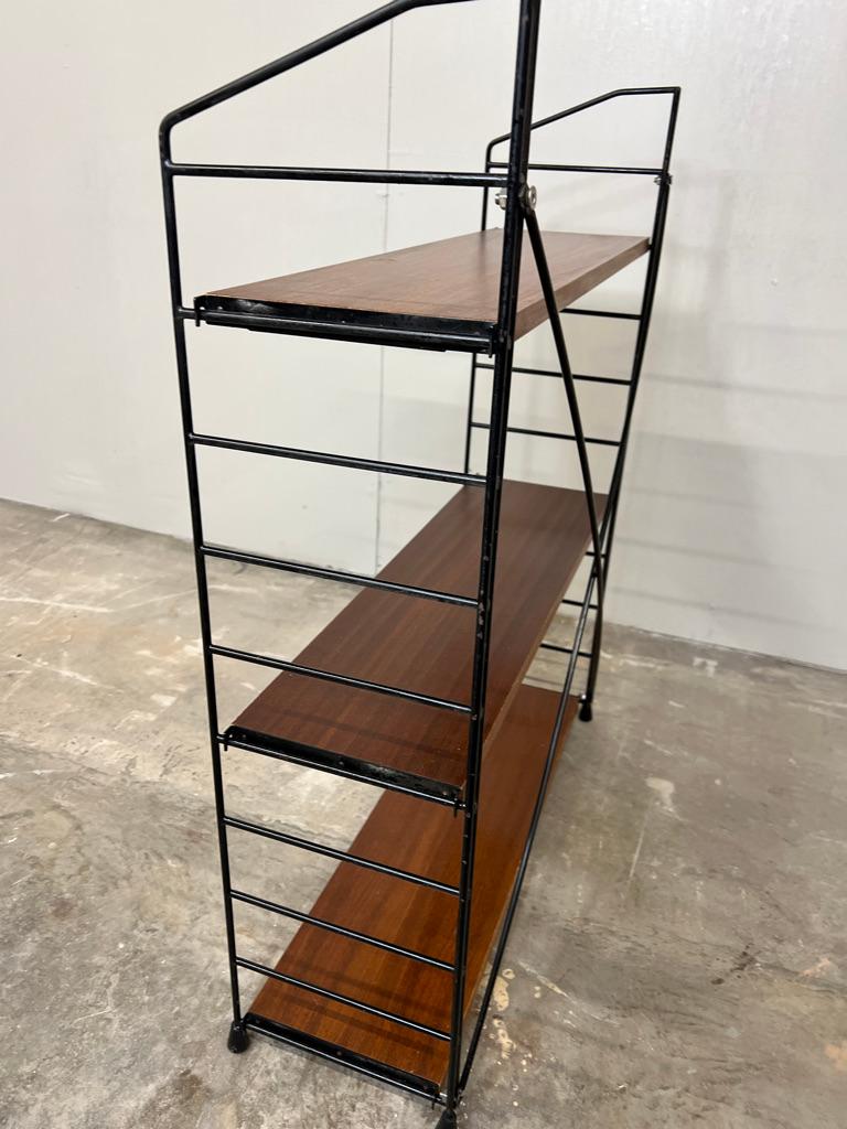 Mid-Century Modern 1960 Gesuchtes freistehendes Tomado Regal, 3 Teakholzböden (20. Jahrhundert) im Angebot
