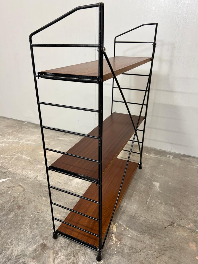 Mid-Century Modern 1960 Gesuchtes freistehendes Tomado Regal, 3 Teakholzböden (Metall) im Angebot