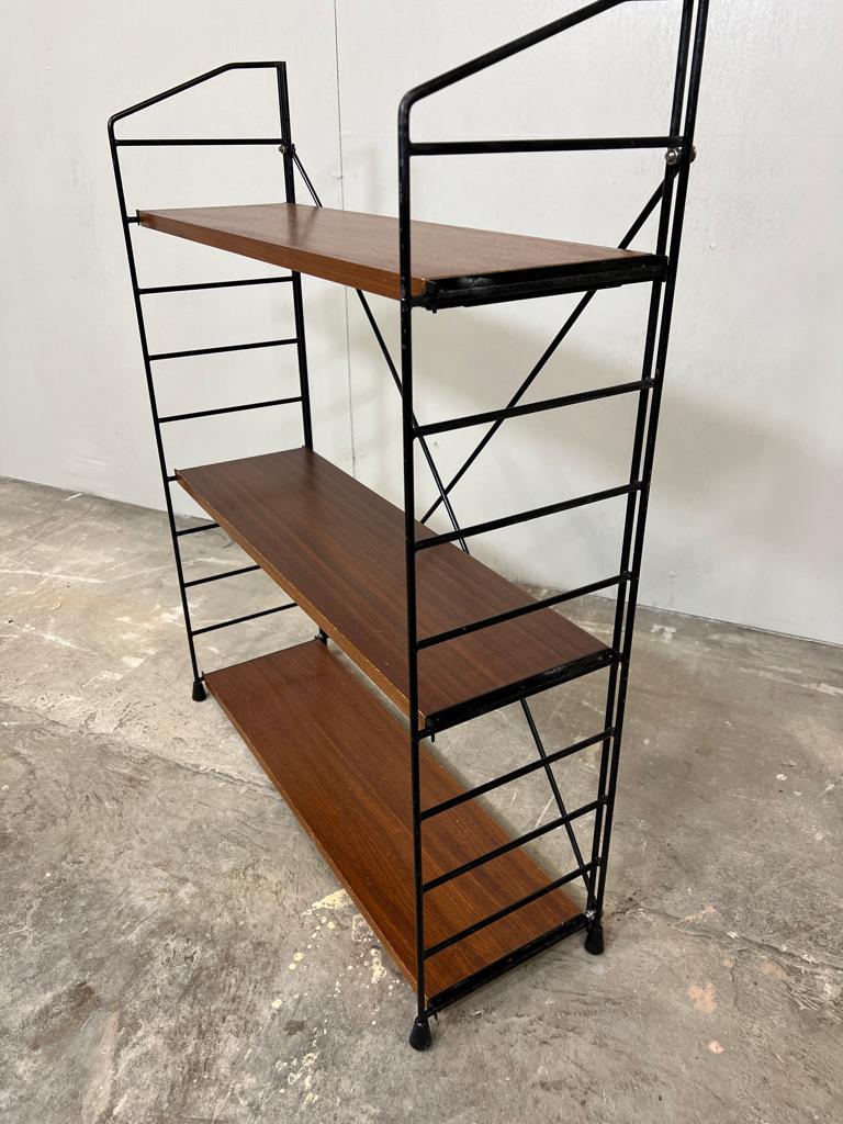 Mid-Century Modern 1960 Gesuchtes freistehendes Tomado Regal, 3 Teakholzböden im Angebot 1