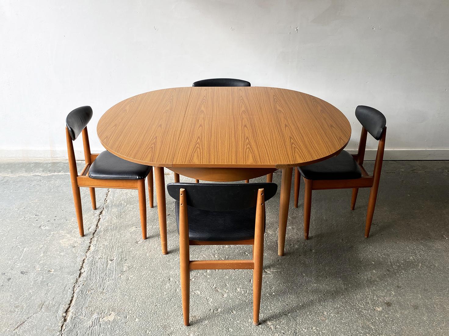 
Fondé en 1957 par Chaim Schreiber, le mobilier Schreiber est une success story britannique. La société était l'un des plus grands noms de l'ameublement dans les années 70, rivalisant avec G-Plan, Whiting & Newton, Mcintosh et d'autres marques bien