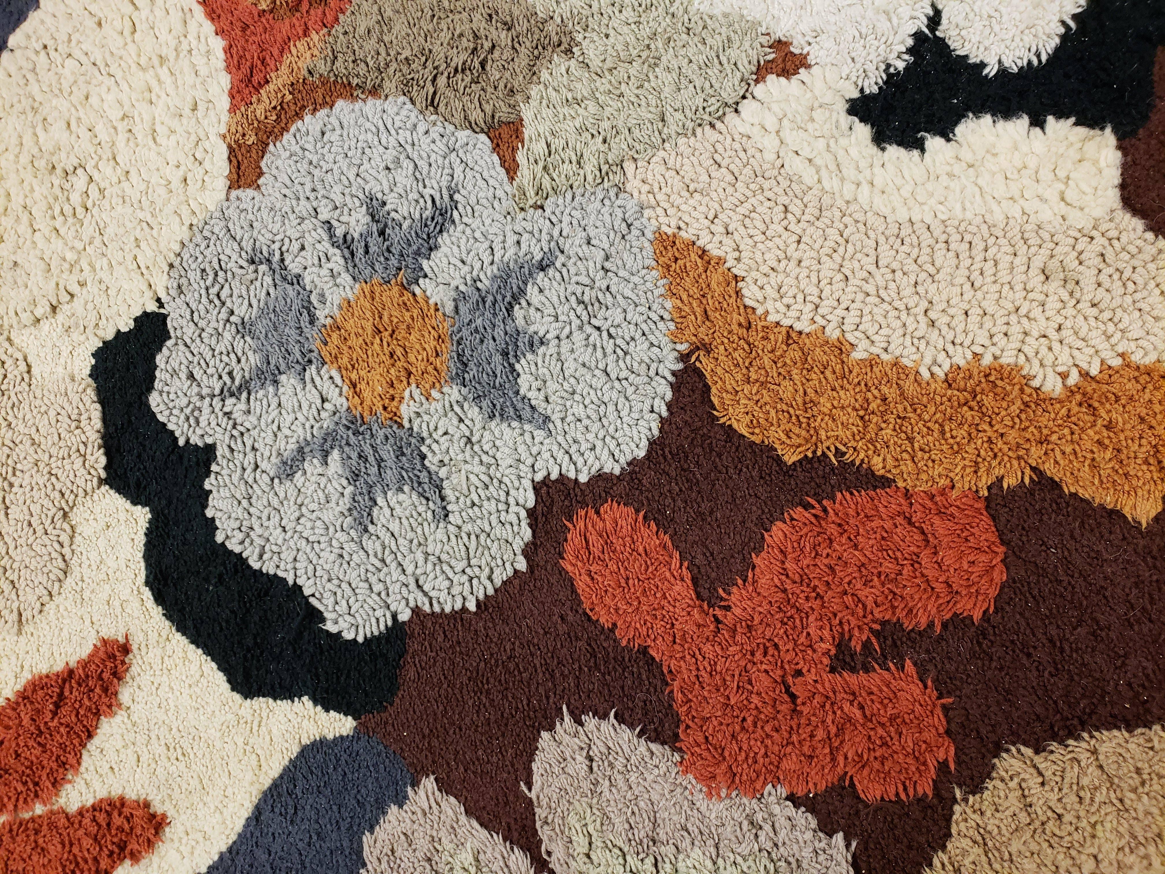 Mid-Century Modern 1960s Floral Motif Hand-Knotted Wool Rug 8