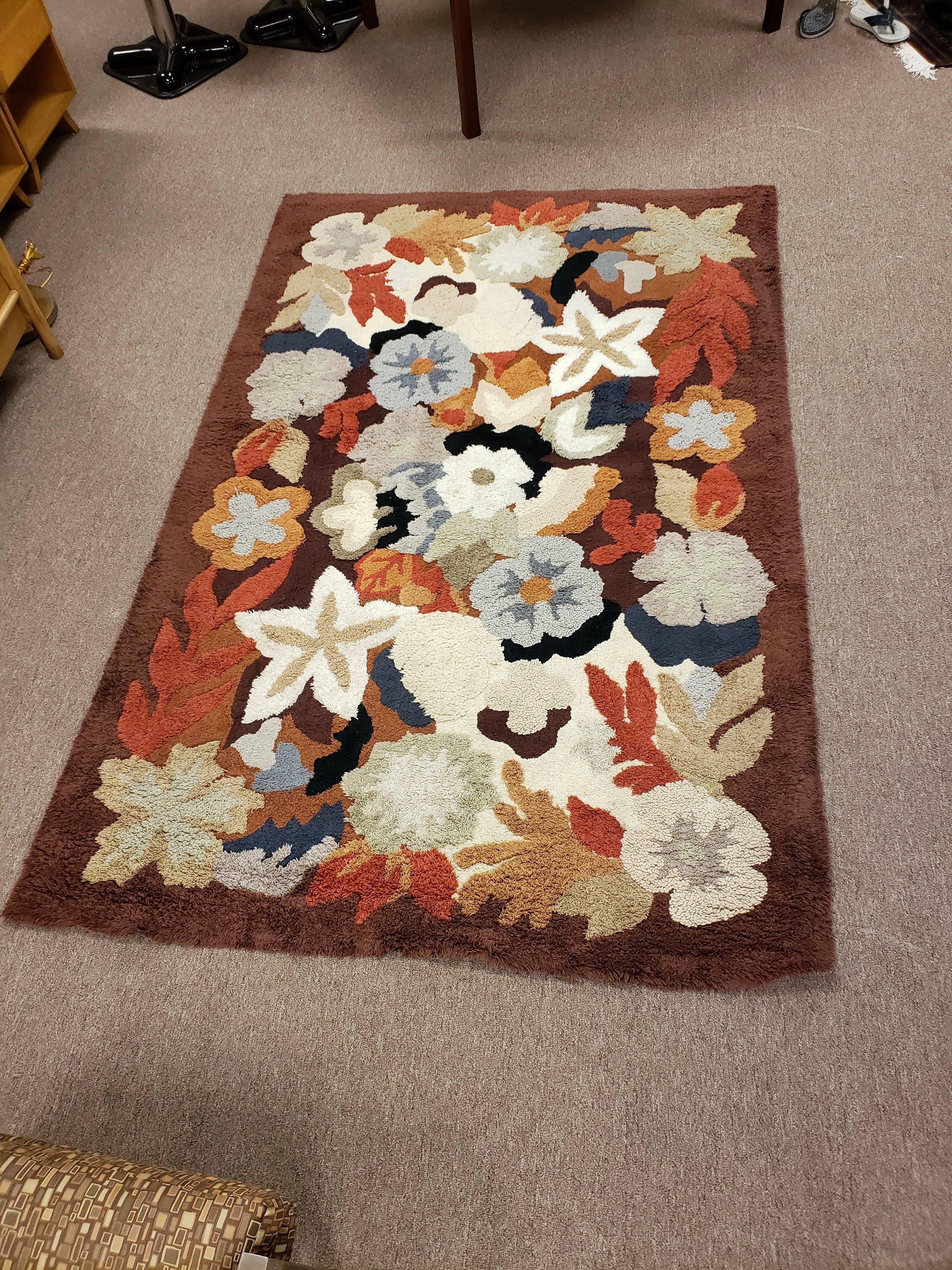 Mid-Century Modern 1960s Floral Motif Hand-Knotted Wool Rug In Good Condition In Keego Harbor, MI