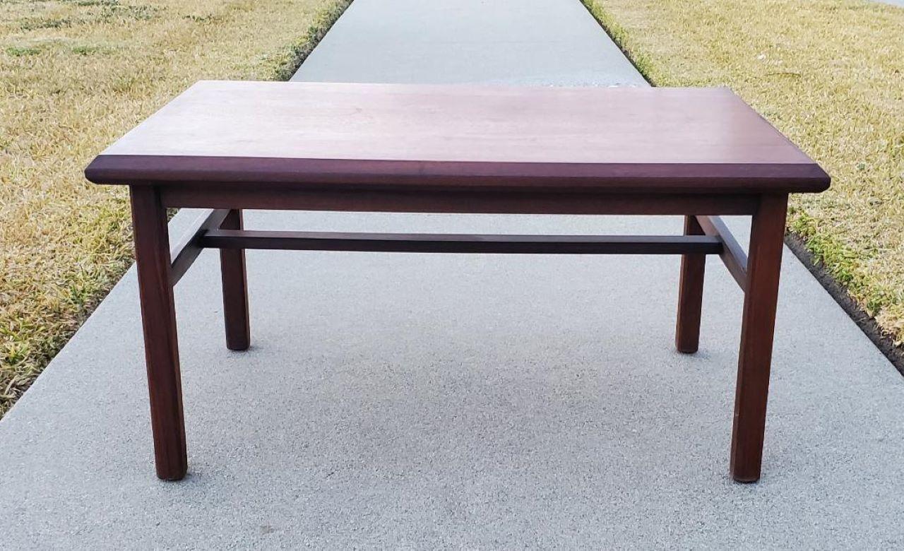 Beistelltisch aus massivem Nussbaumholz mit abgeschrägtem Motiv Inc. #6304 F203, Mid-Century Modern 1960er Jahre im Angebot 6