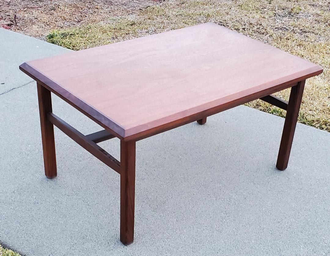 Beistelltisch aus massivem Nussbaumholz mit abgeschrägtem Motiv Inc. #6304 F203, Mid-Century Modern 1960er Jahre im Angebot 9