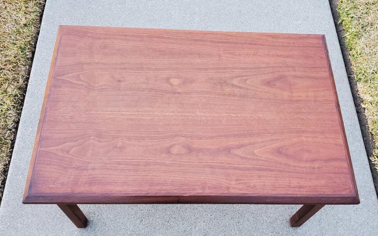 Beistelltisch aus massivem Nussbaumholz mit abgeschrägtem Motiv Inc. #6304 F203, Mid-Century Modern 1960er Jahre (Moderne der Mitte des Jahrhunderts) im Angebot