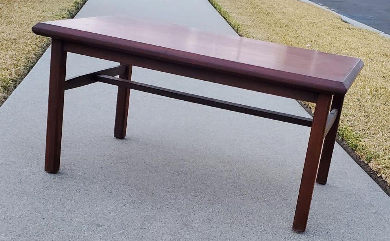 Beistelltisch aus massivem Nussbaumholz mit abgeschrägtem Motiv Inc. #6304 F203, Mid-Century Modern 1960er Jahre im Zustand „Gut“ im Angebot in Monrovia, CA