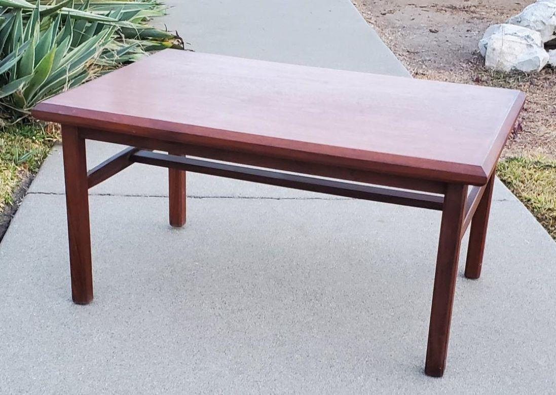 Beistelltisch aus massivem Nussbaumholz mit abgeschrägtem Motiv Inc. #6304 F203, Mid-Century Modern 1960er Jahre (20. Jahrhundert) im Angebot