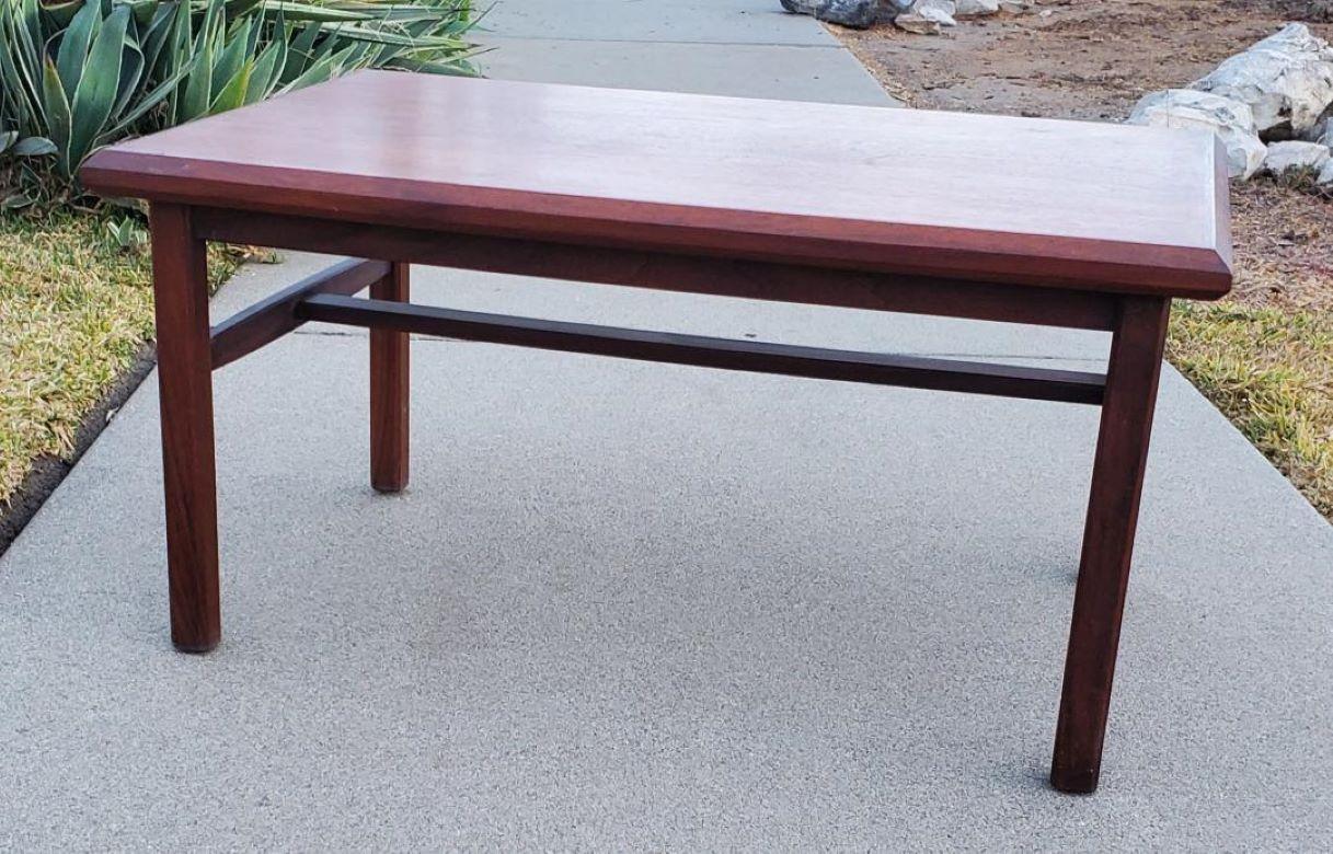 Beistelltisch aus massivem Nussbaumholz mit abgeschrägtem Motiv Inc. #6304 F203, Mid-Century Modern 1960er Jahre (Holz) im Angebot