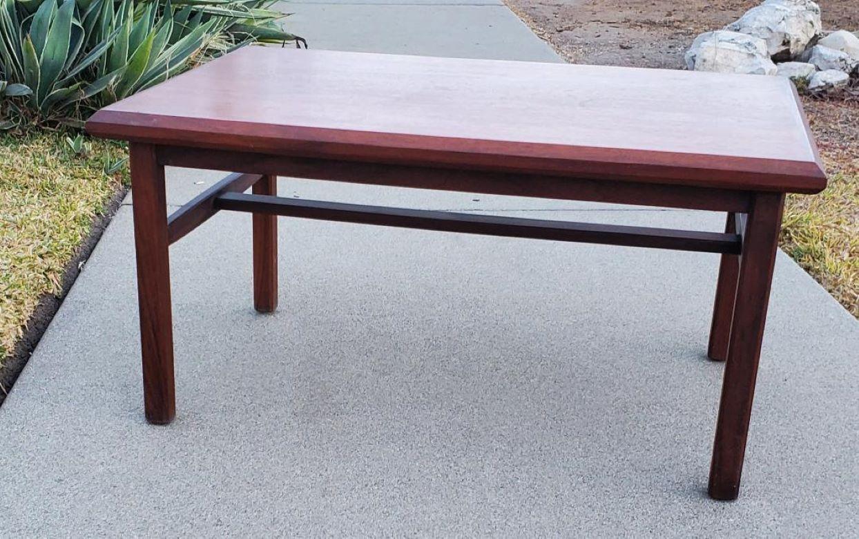 Beistelltisch aus massivem Nussbaumholz mit abgeschrägtem Motiv Inc. #6304 F203, Mid-Century Modern 1960er Jahre im Angebot 1