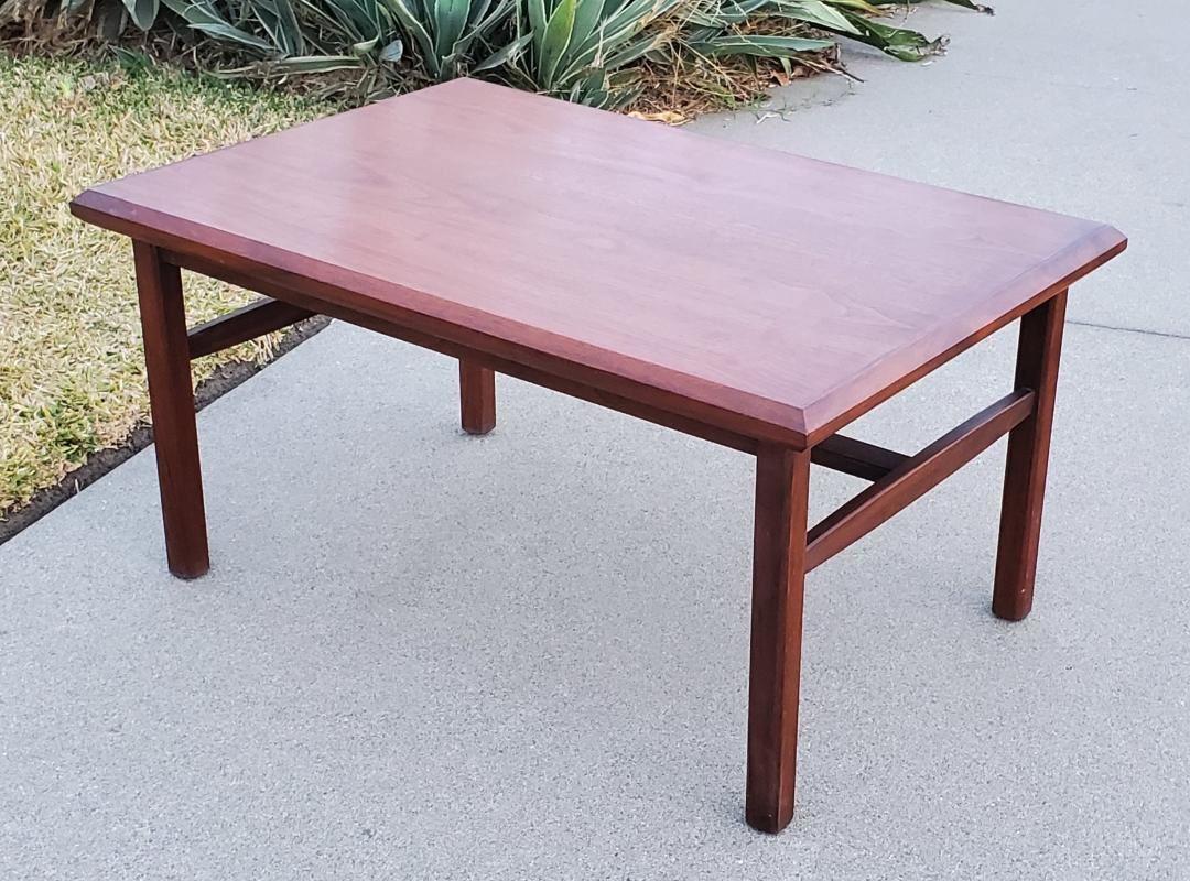Beistelltisch aus massivem Nussbaumholz mit abgeschrägtem Motiv Inc. #6304 F203, Mid-Century Modern 1960er Jahre im Angebot 2