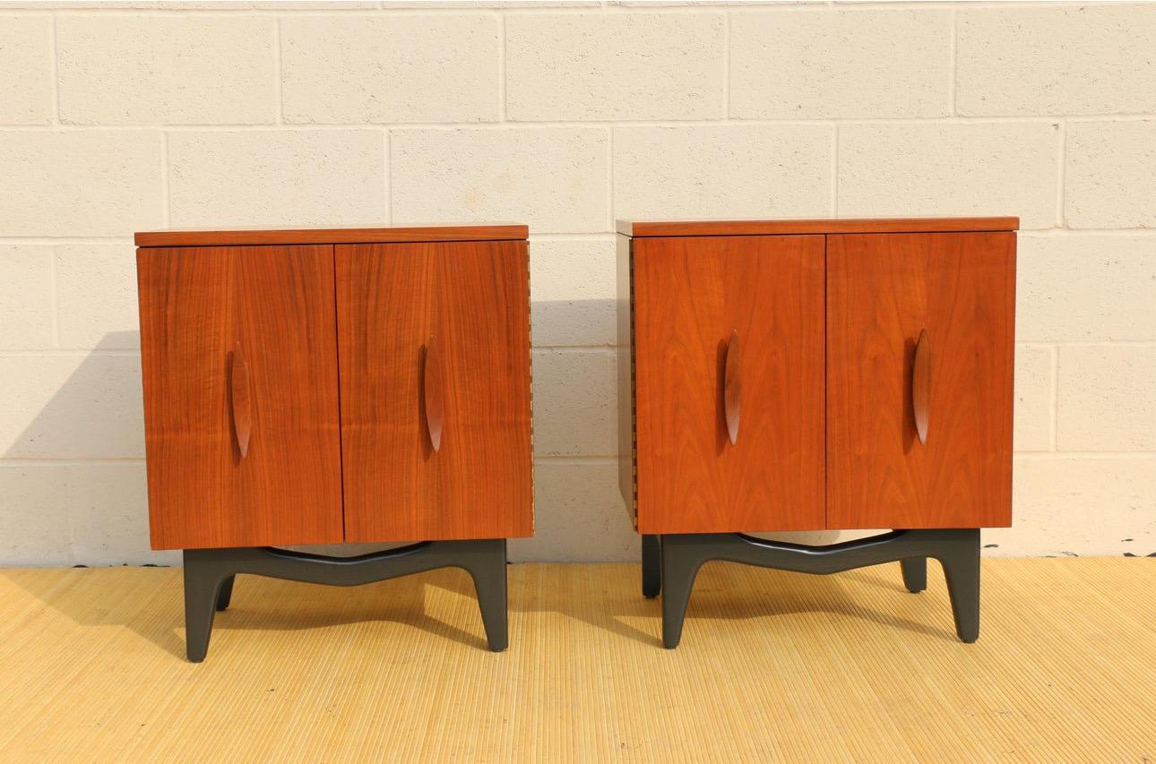 Mid-Century Modern 1960’s Pair of Walnut Nightstands For Sale 8