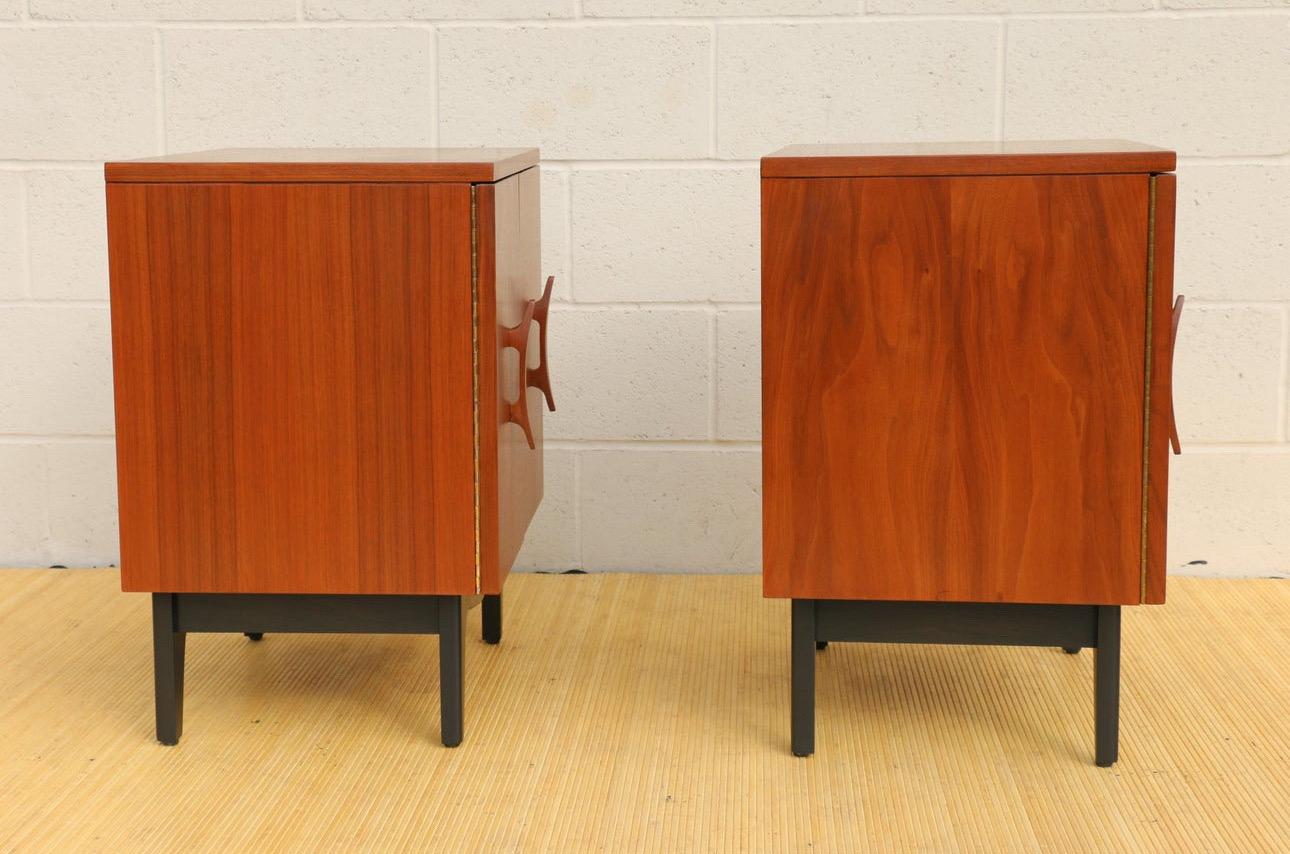 American Mid-Century Modern 1960’s Pair of Walnut Nightstands For Sale