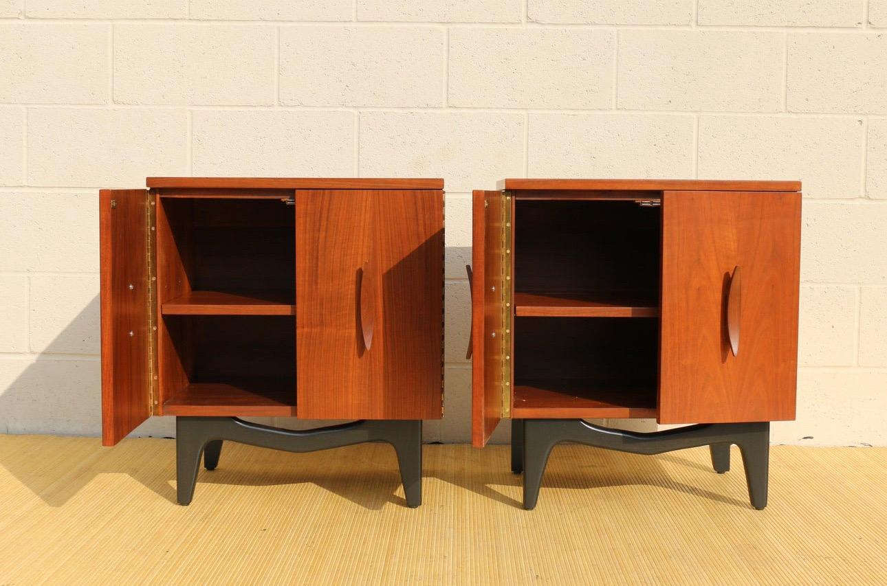 Mid-Century Modern 1960’s Pair of Walnut Nightstands For Sale 1