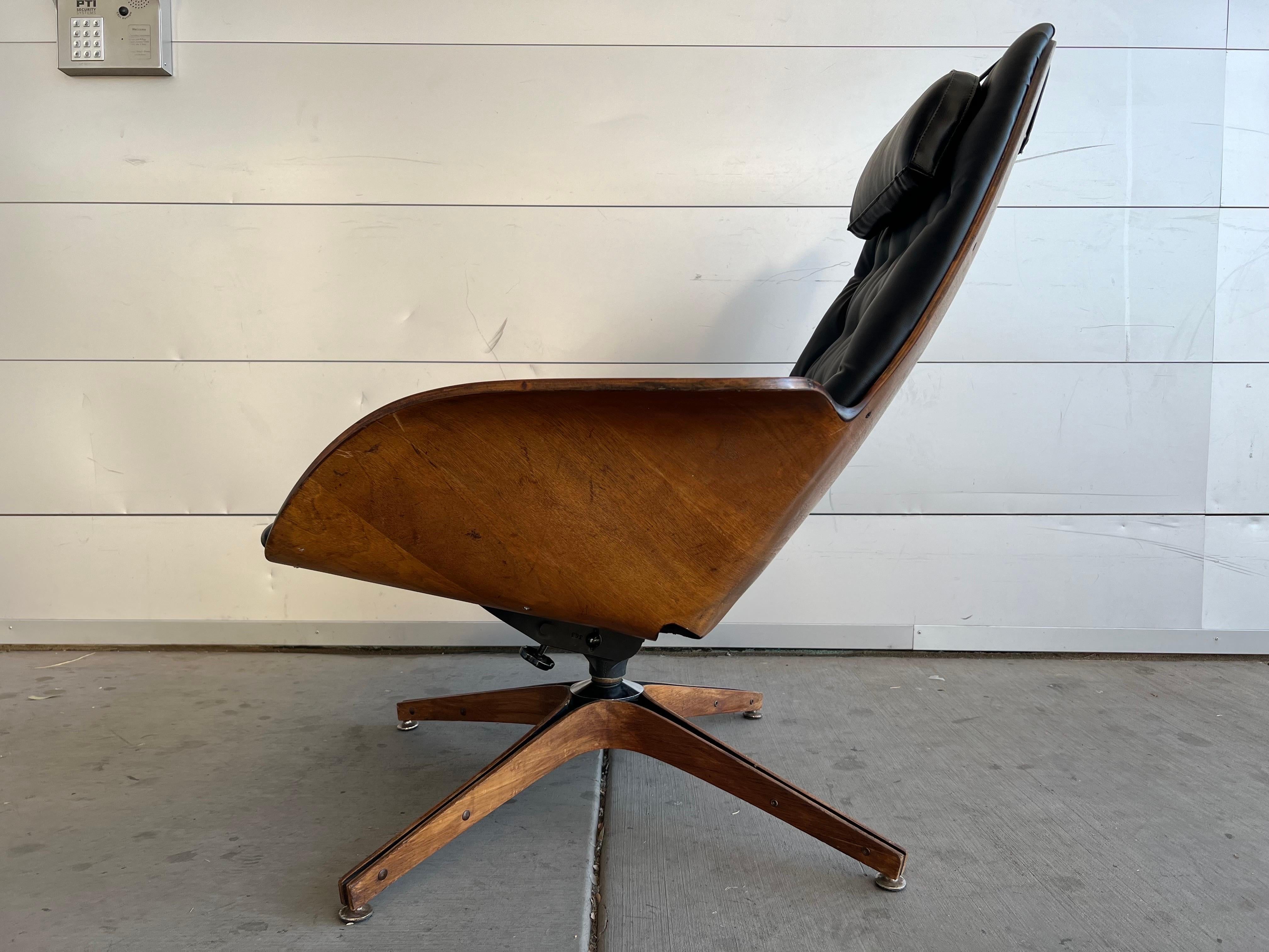 Mid Century Modern 1960s Plycraft George Mulhauser “Mr. Chair” and Ottoman For Sale 3