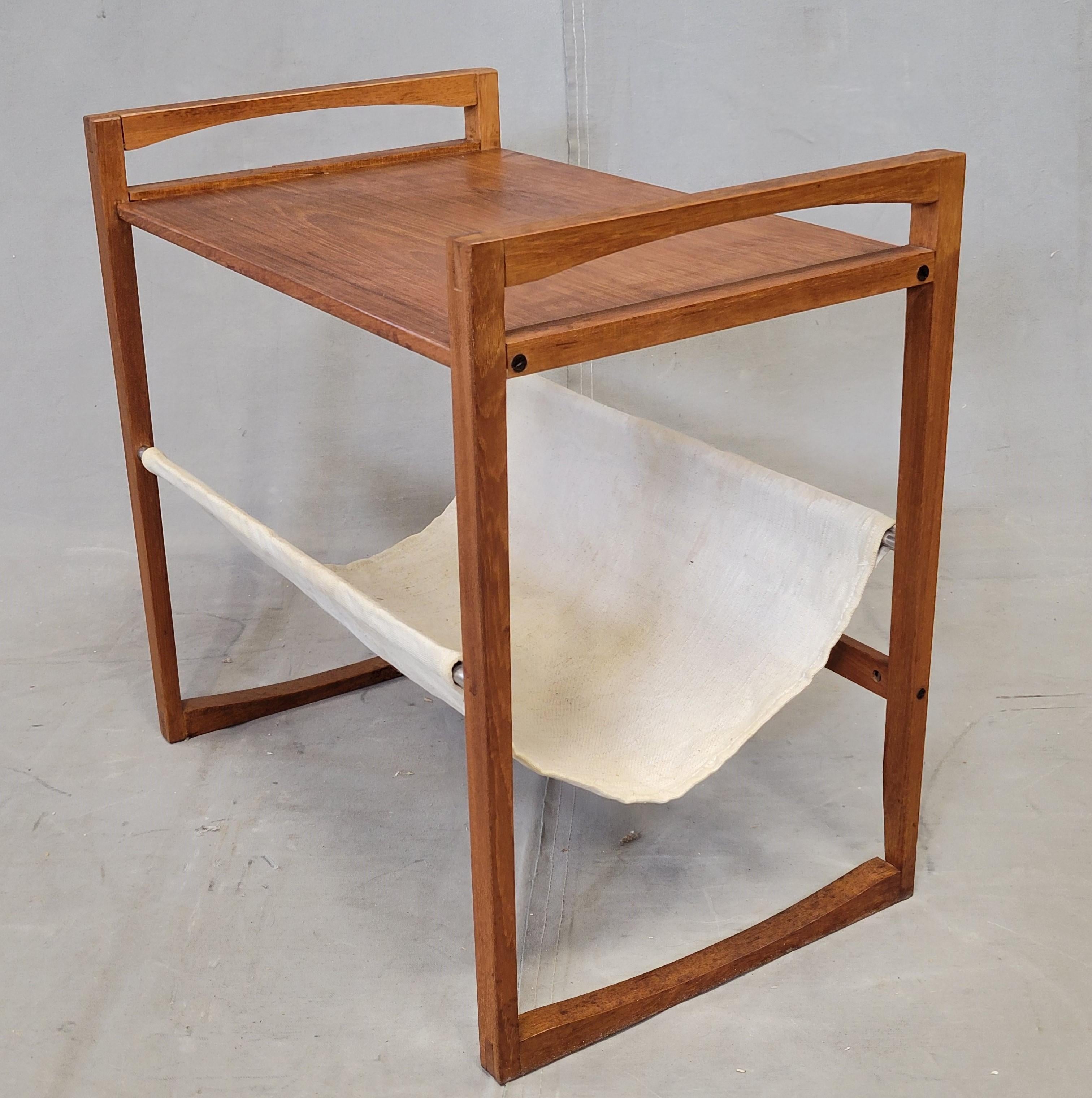 Ein eleganter Beistelltisch aus Teakholz von Sika Mobler (Made in Denmark) aus den 1960er Jahren mit einer Magazinschlaufe aus Naturleinen, die an Aluminiumstangen aufgehängt ist. Leichte Flecken auf dem Leinenmagazinband, siehe Fotos. Chip in einem