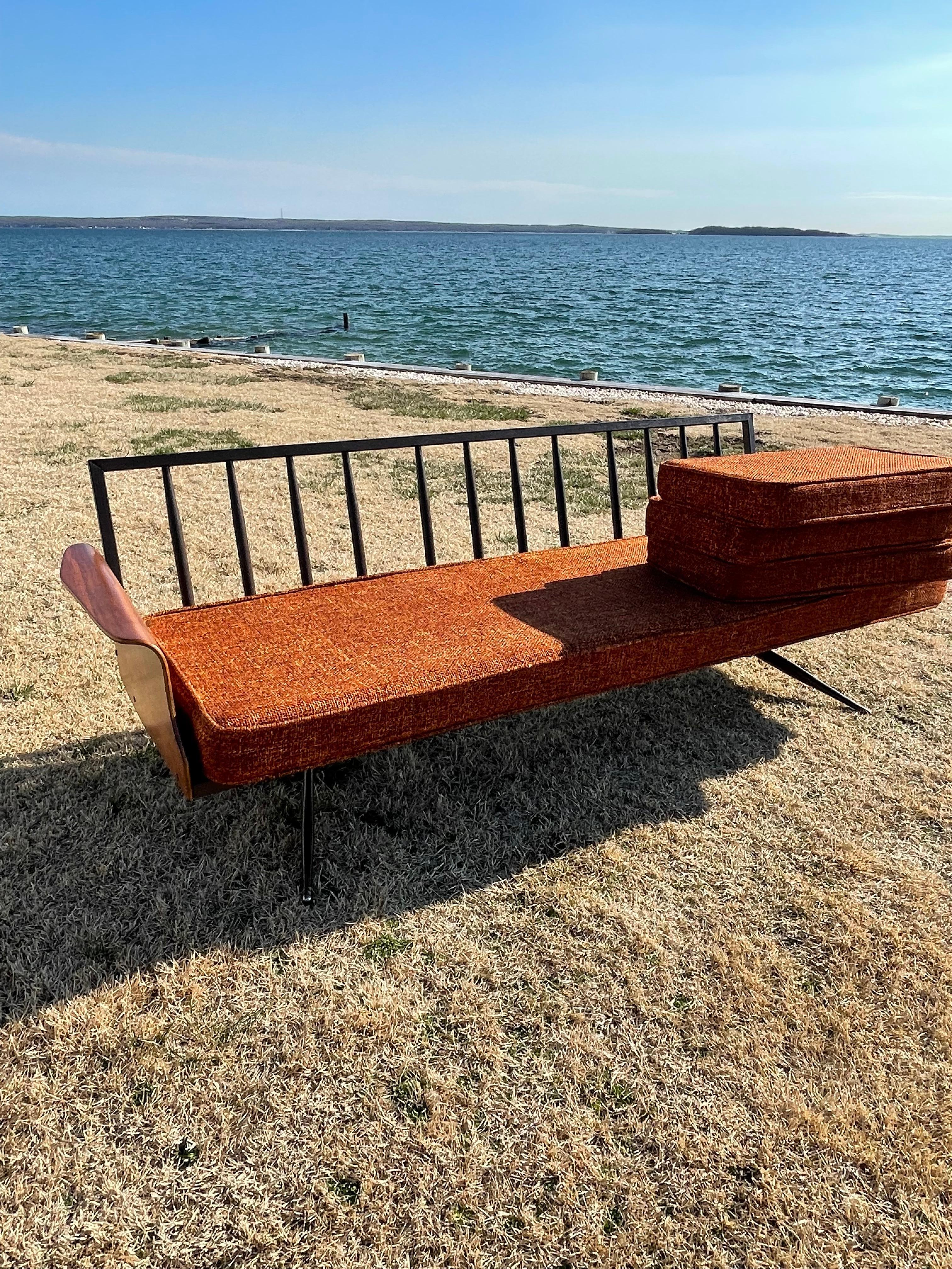 Sofá moderno de mediados de siglo de 1960 de Viko Baumritter Estadounidense en venta