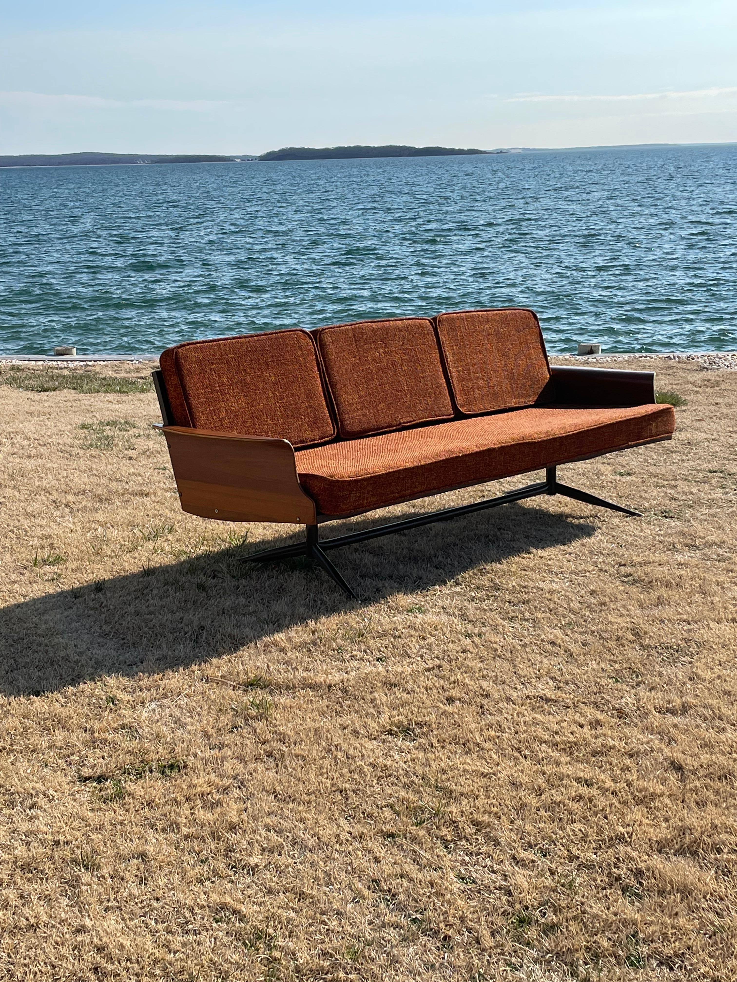 Sofá moderno de mediados de siglo de 1960 de Viko Baumritter siglo XX en venta