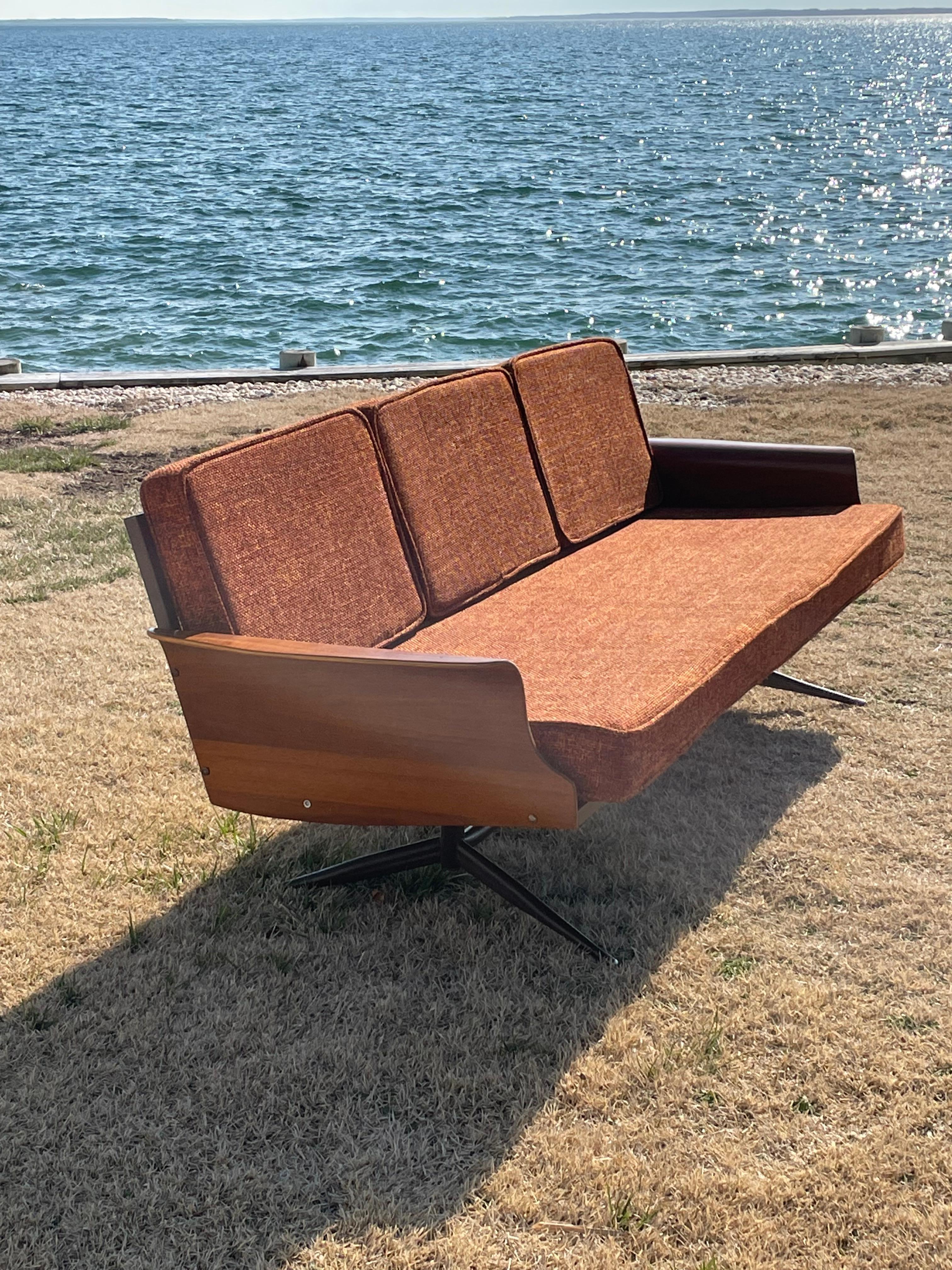 Sofá moderno de mediados de siglo de 1960 de Viko Baumritter Metal en venta