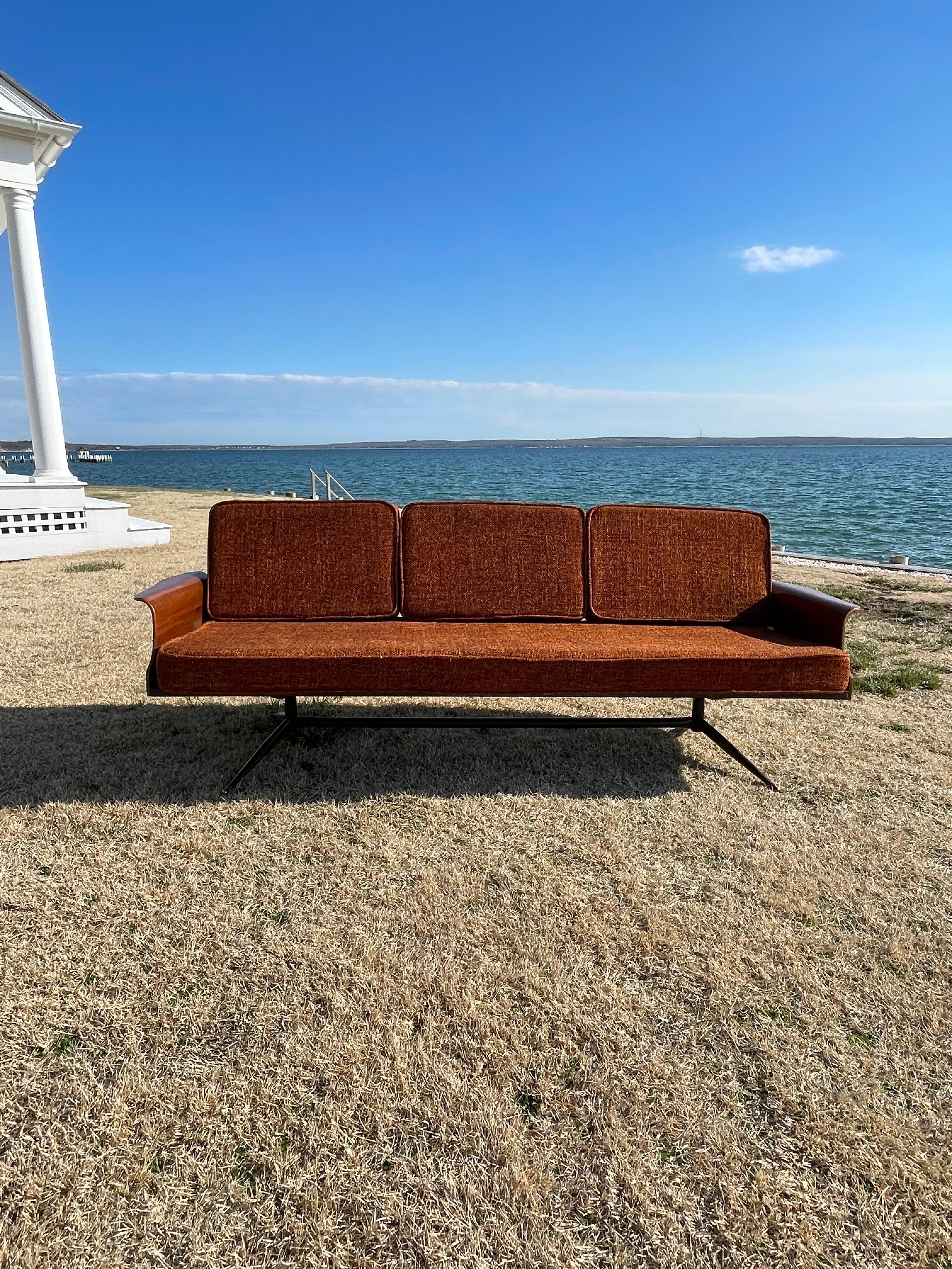 Sofá moderno de mediados de siglo de 1960 de Viko Baumritter en venta 2