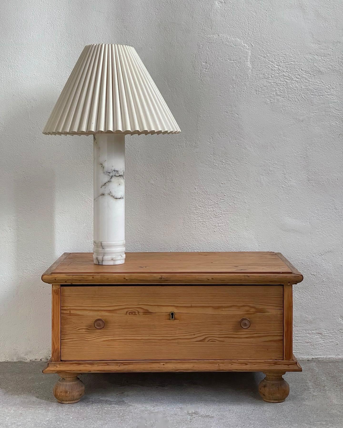 1960s elegant table lamp in solid white marble and in very good condition. Manufactured by Bergboms in Sweden. Model B-10. A pair is also available please see listing. Lamp shade is not included. 

Dimension: (ex shade): Diameter: 9 Height: 43 cm.