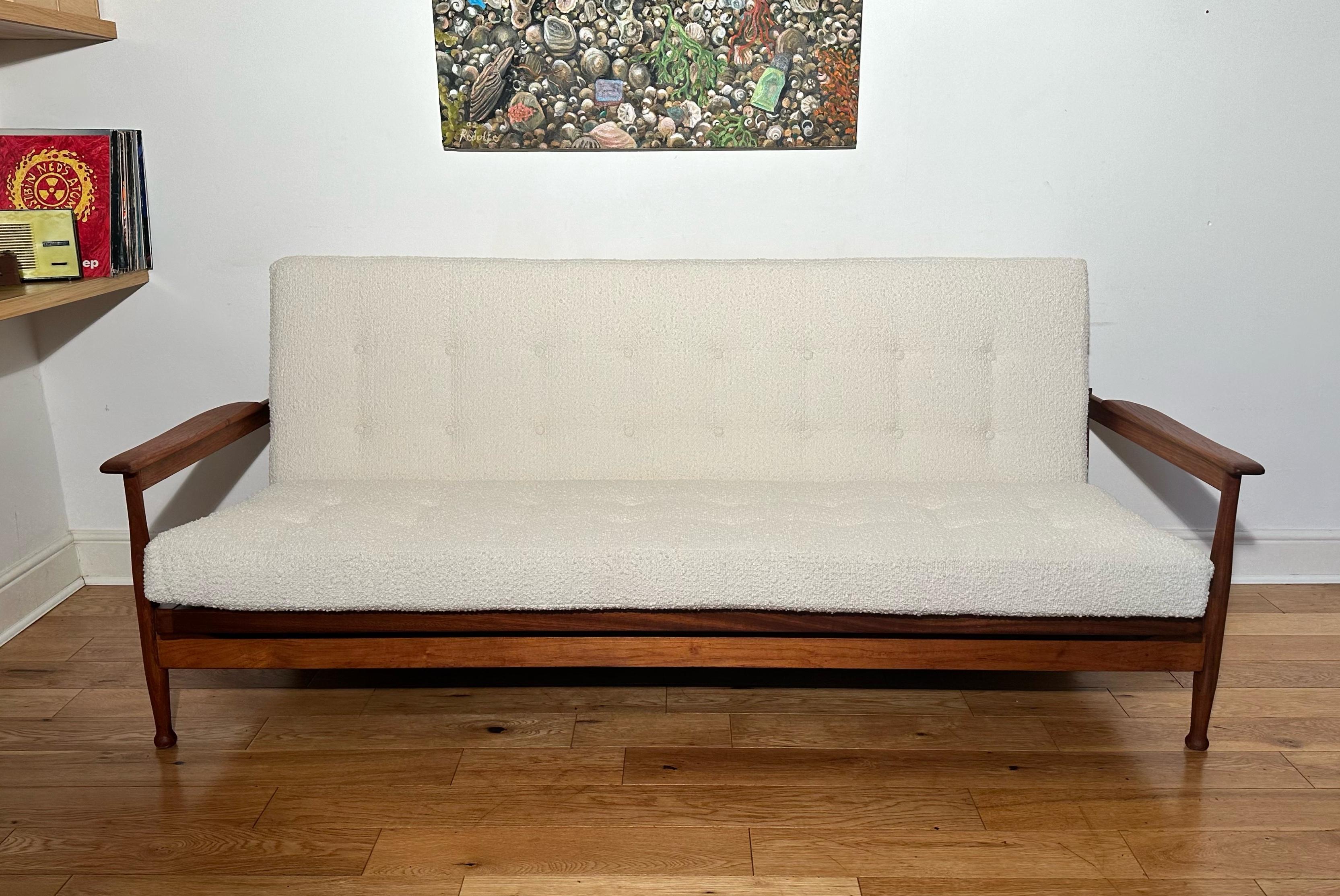 Mid-Century Modern Canapé-lit 'Manhattan' en teck de Guy Rogers, datant des années 1960 et de la modernité du milieu du siècle dernier en vente