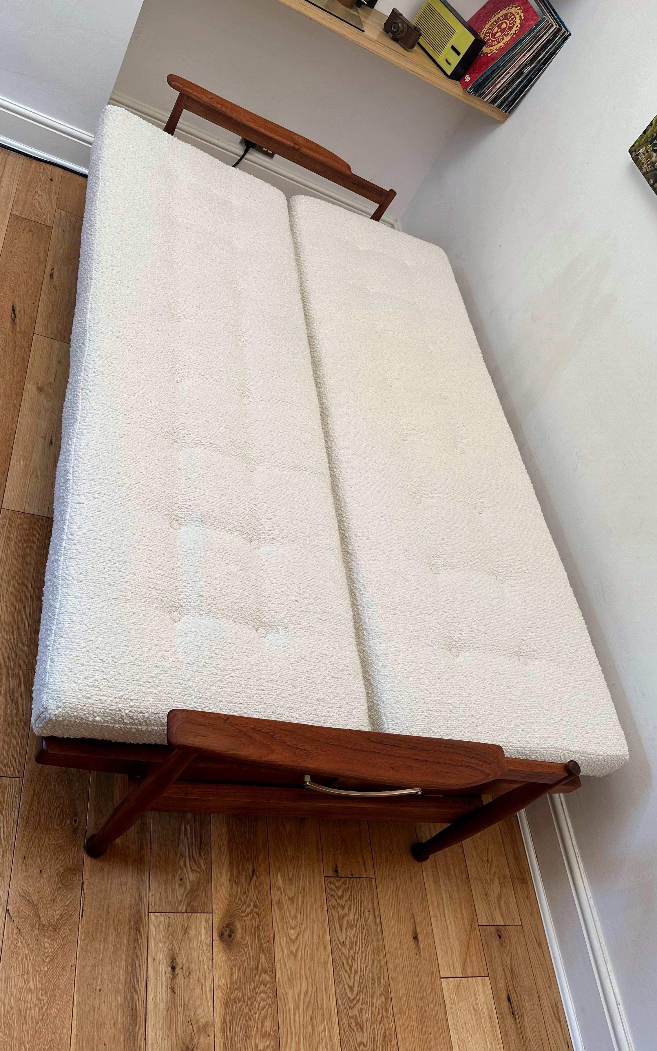 Mid Century Modern 1960’s Teak ‘Manhattan’ Sofa Bed by Guy Rogers In Good Condition For Sale In London, GB