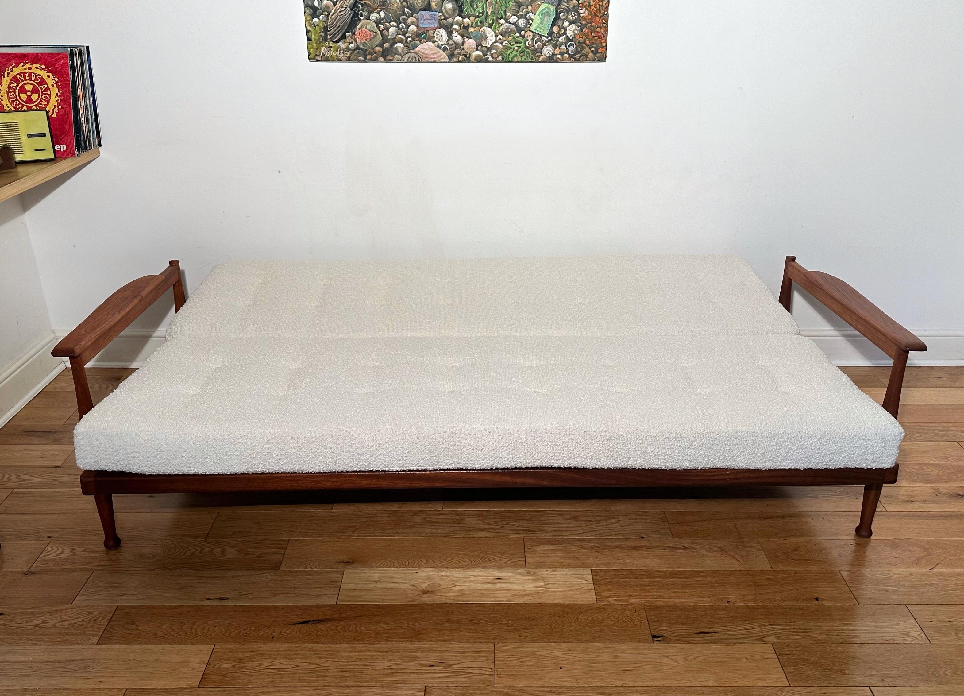 Mid Century Modern 1960's Teak 'Manhattan' Sofa Bett von Guy Rogers (20. Jahrhundert) im Angebot