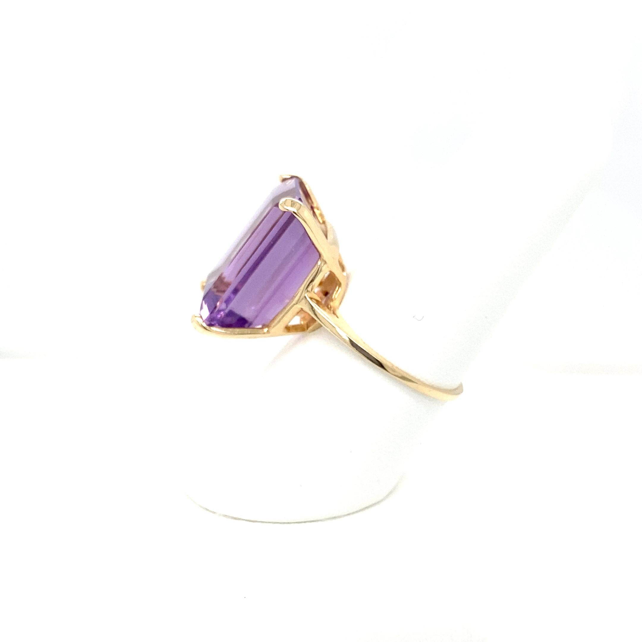 Moderno Anello da cocktail con ametista grande e oro giallo 14 carati, metà del secolo scorso.