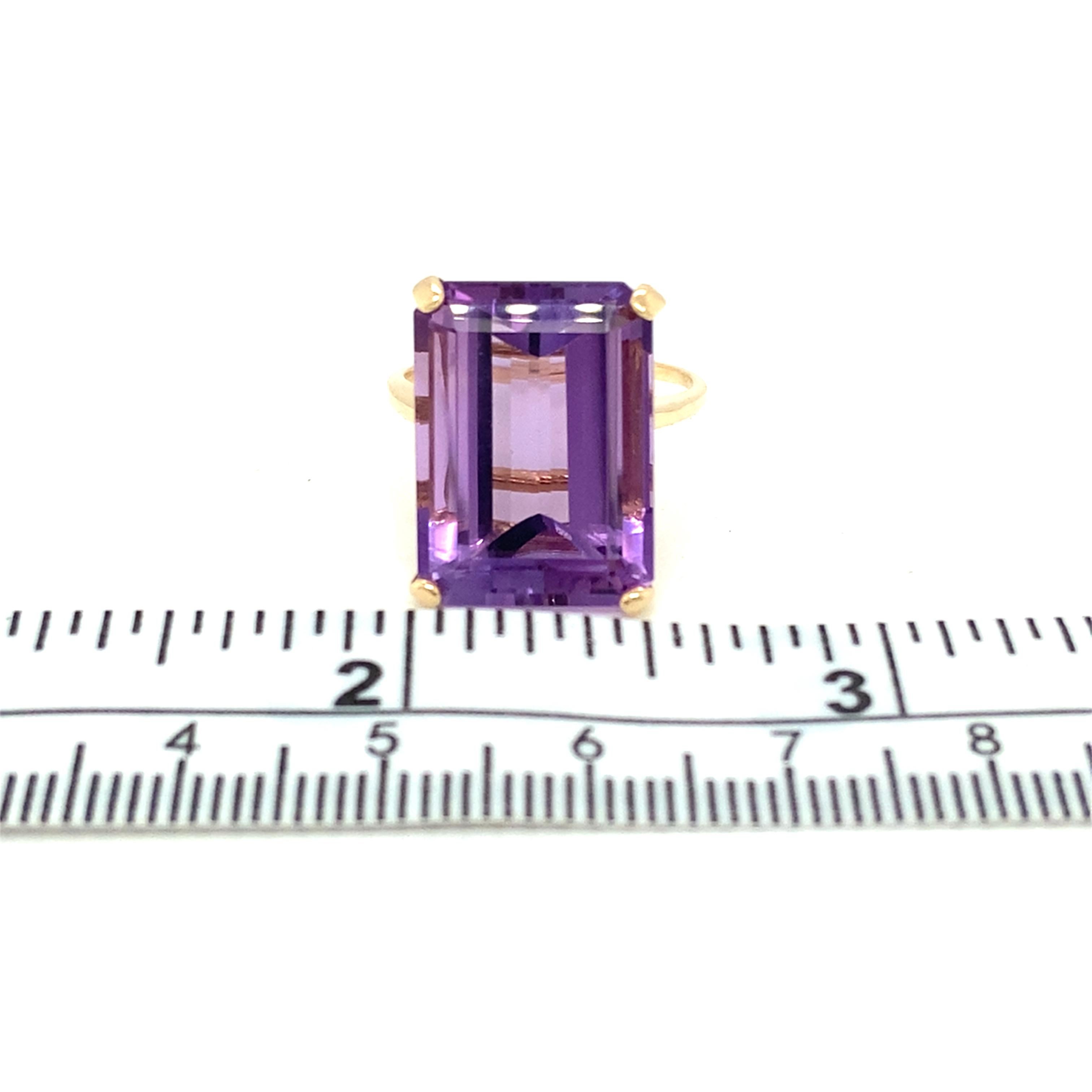 Anello da cocktail con ametista grande e oro giallo 14 carati, metà del secolo scorso. 3