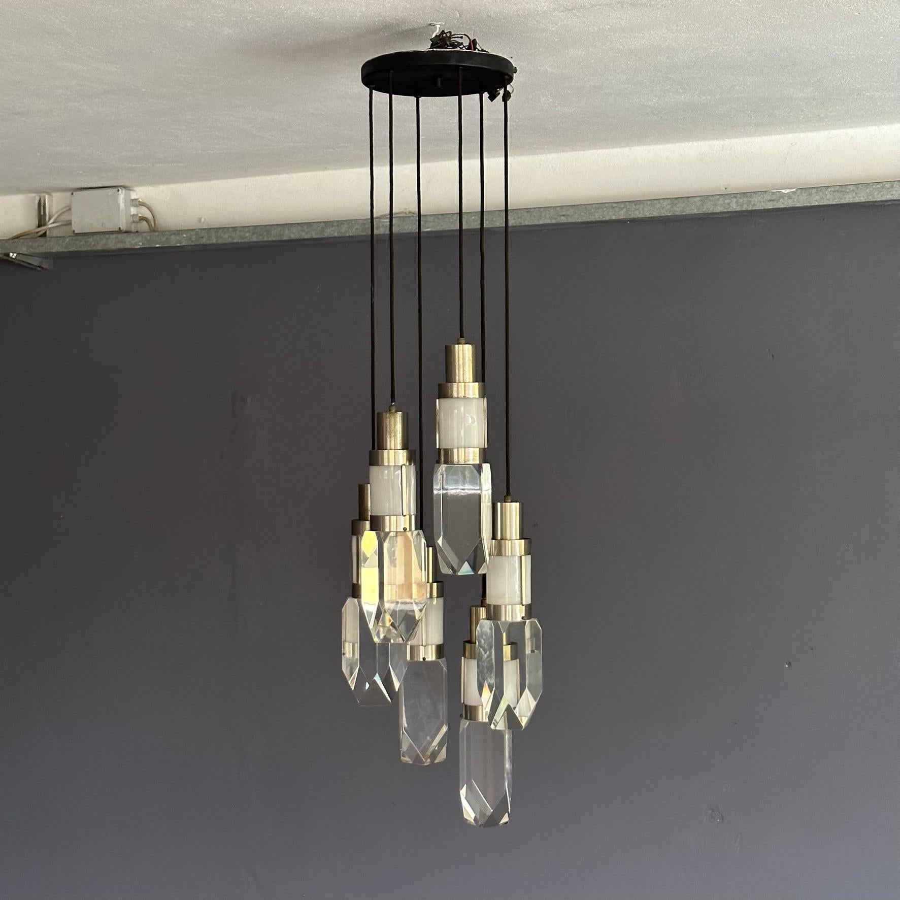 1970s pendant chandelier, design by Gaetano Missaglia
Chandelier with chromed metal and acrylic glass elements produced by Gaetano Missaglia in the seventies.
The color of the diffusers is removable, thanks to these colored discs it is possible to