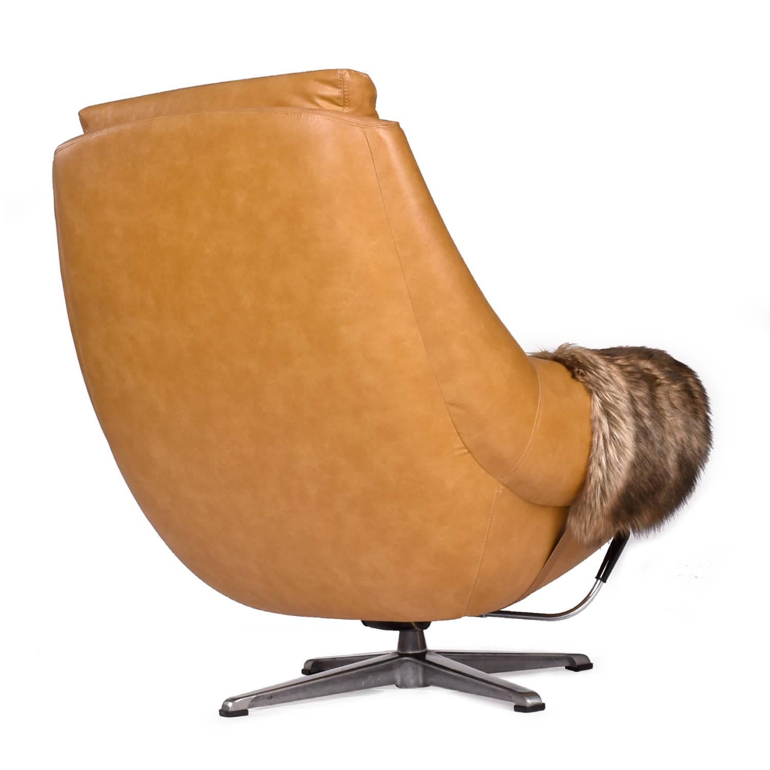 Mid-Century Modern 1970s Swivel Pod Chair Recliner with Faux Fur Arms In Good Condition For Sale In Chattanooga, TN