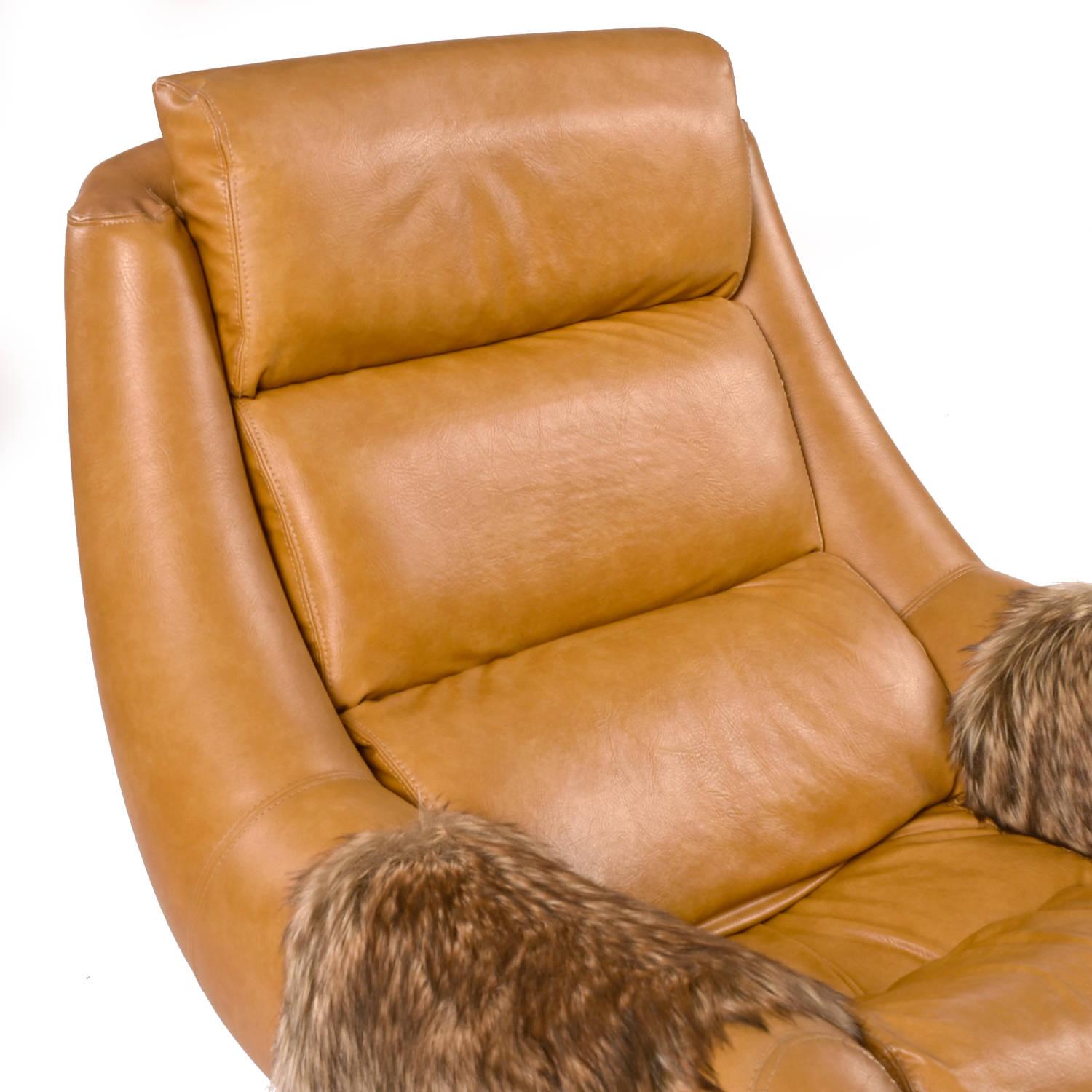 Late 20th Century Mid-Century Modern 1970s Swivel Pod Chair Recliner with Faux Fur Arms For Sale