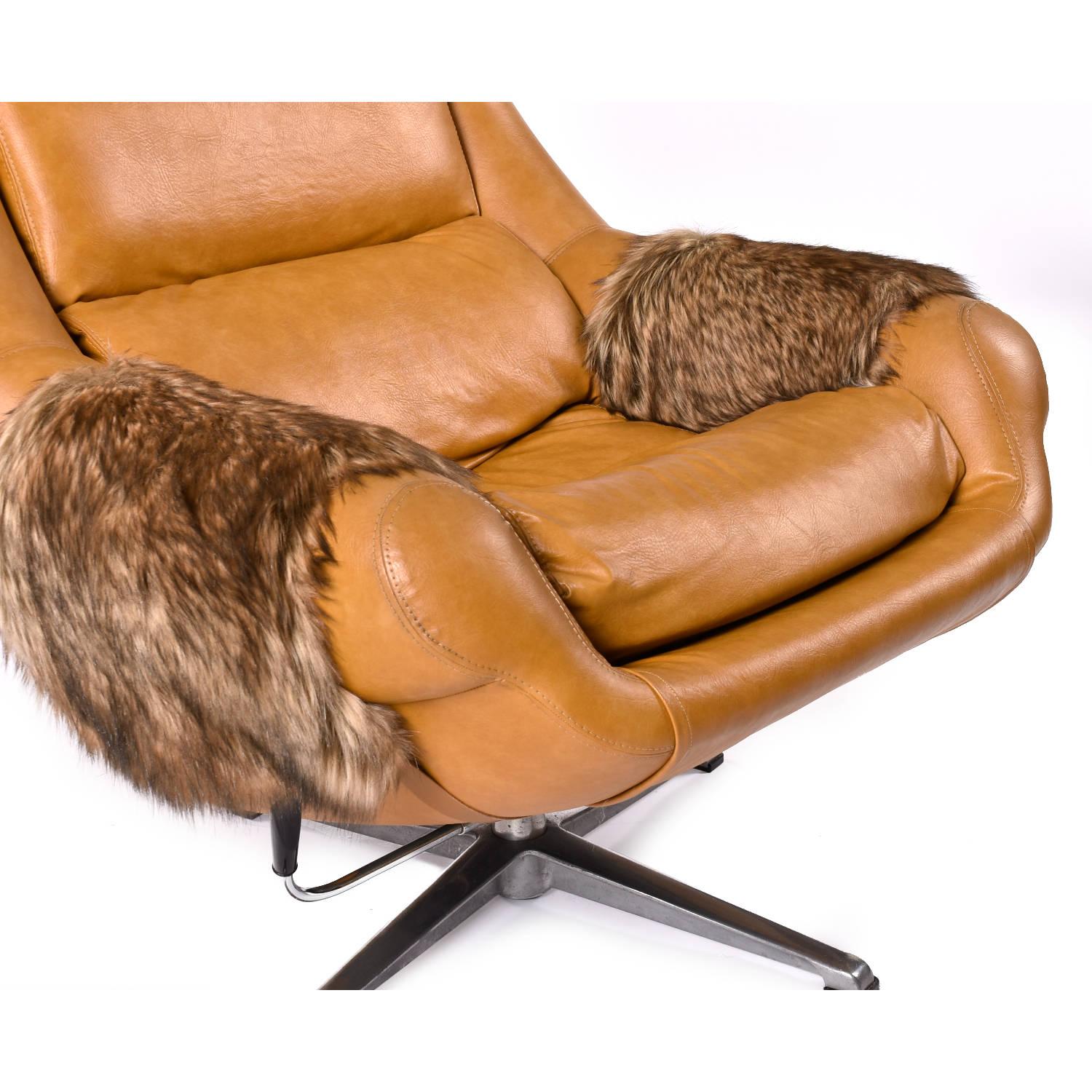Mid-Century Modern 1970s Swivel Pod Chair Recliner with Faux Fur Arms For Sale 2