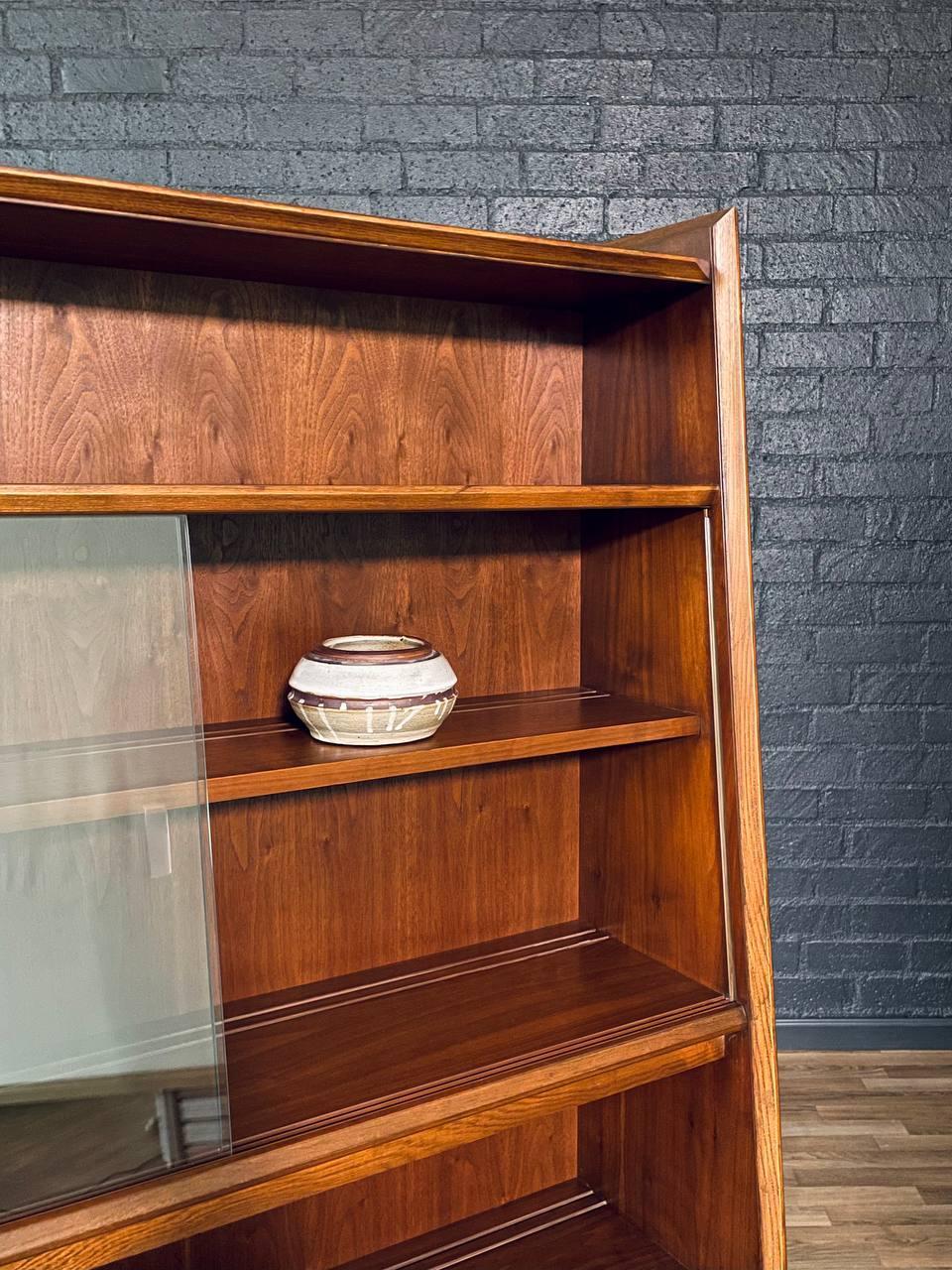 Metà XX secolo Libreria Hutch in legno di noce 