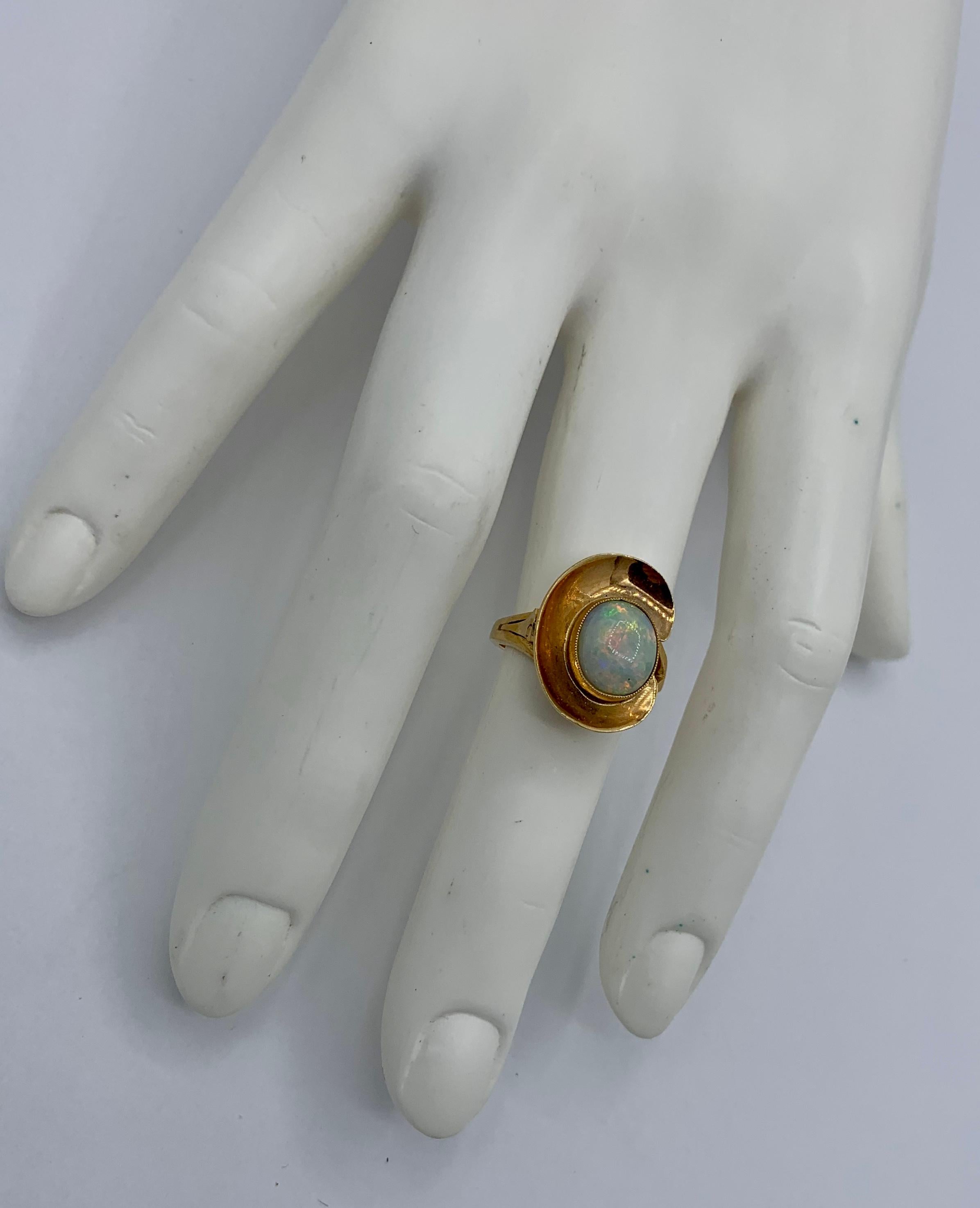 Taille ovale Bague rétro en or 14 carats avec opale de 2 carats, époque Eames, style moderne du milieu du siècle dernier en vente