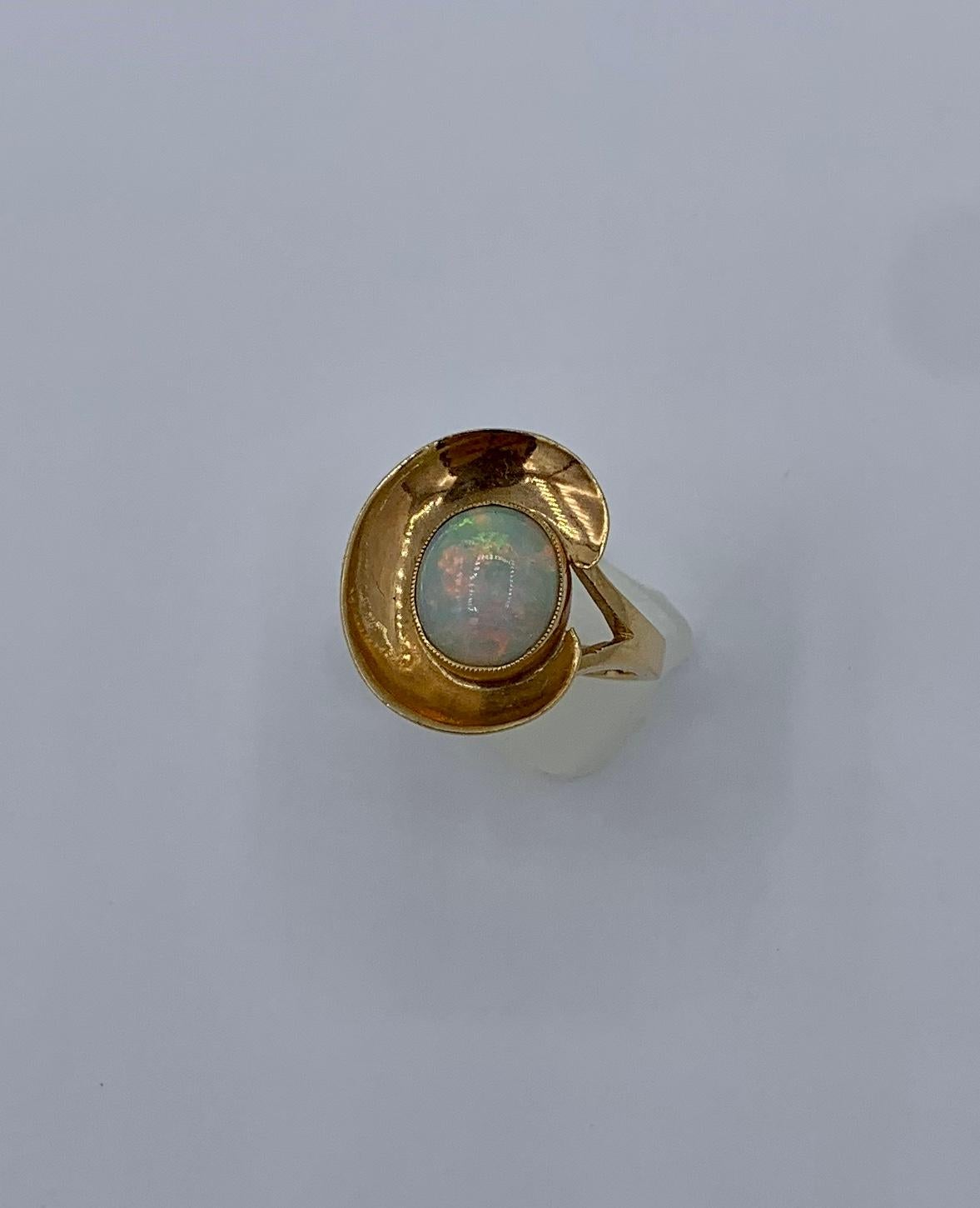 Bague rétro Eames du milieu du siècle dernier en or jaune 14 carats avec opale de 2 carats Excellent état - En vente à New York, NY