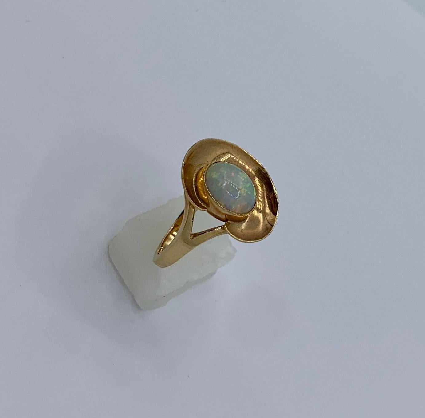 Mid-Century Modern 2 Carat Opal Ring 14 Karat Gold Eames Era Retro In Good Condition For Sale In New York, NY